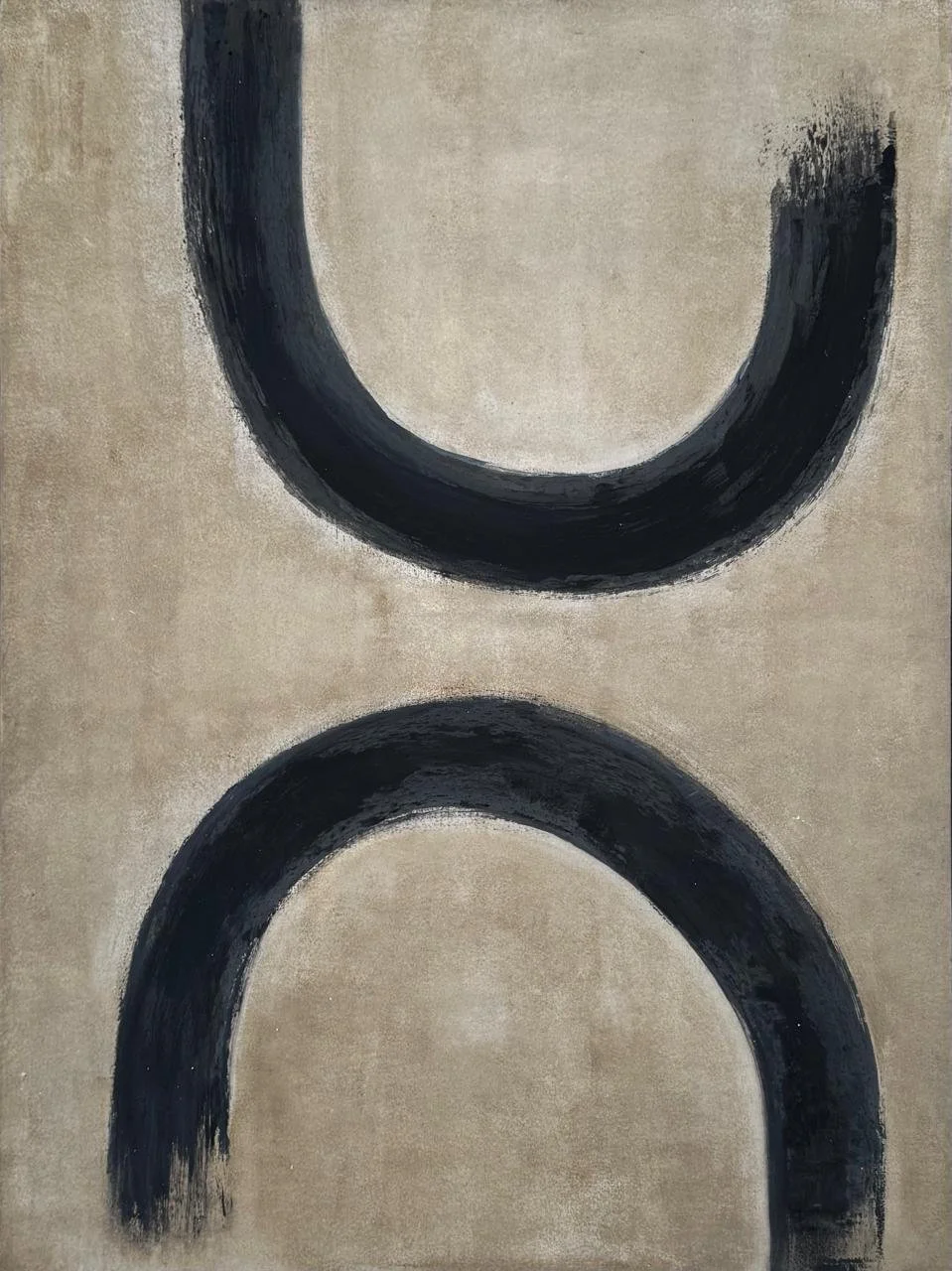 Dibujo abstracto con dos arcos negros en un fondo gris claro.