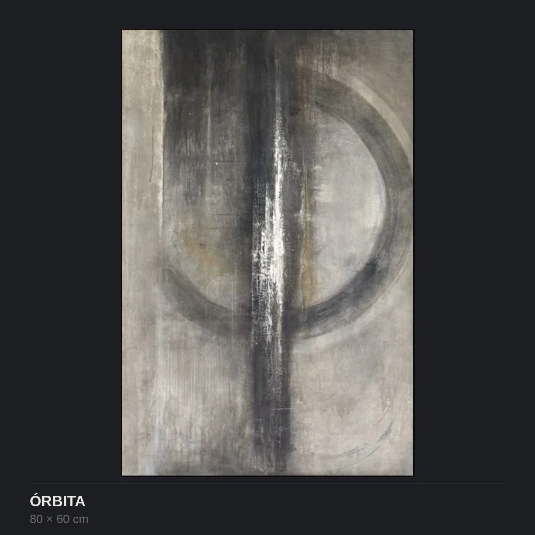 Una pintura abstracta en tonos grises y negros, que presenta un círculo y una línea recta en el centro.