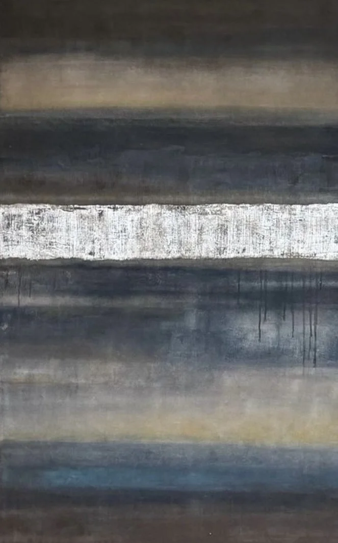 Pintura abstracta con franjas horizontales en tonos oscuros y una línea blanca en el centro