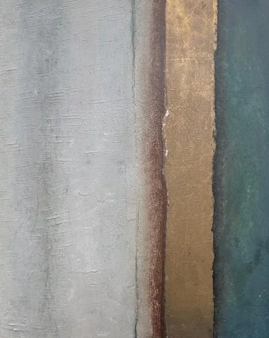 Pared con varias capas de pintura en diferentes colores y texturas.