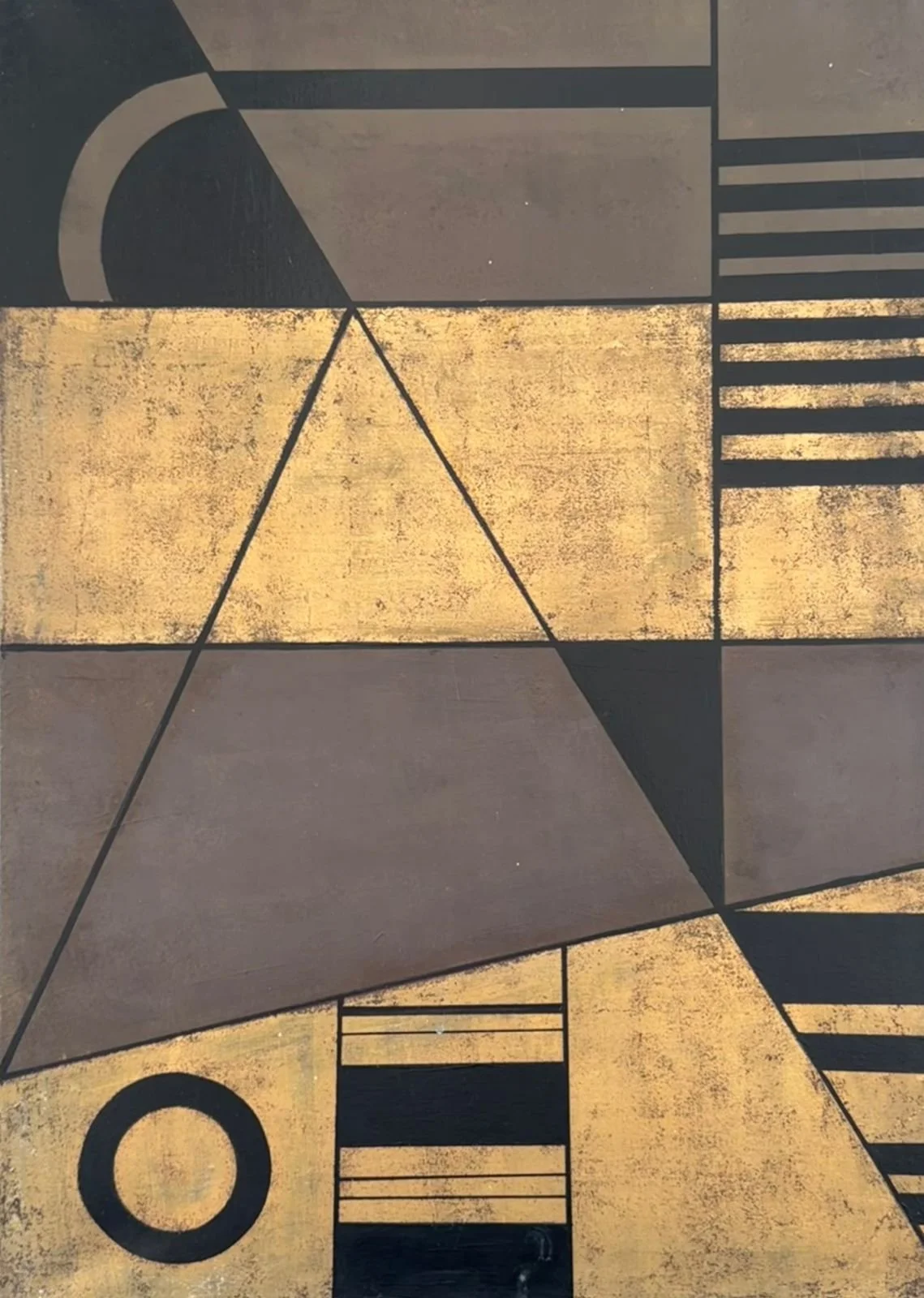 Diseño de mosaico con formas geométricas en tonos negros, grises y dorados.