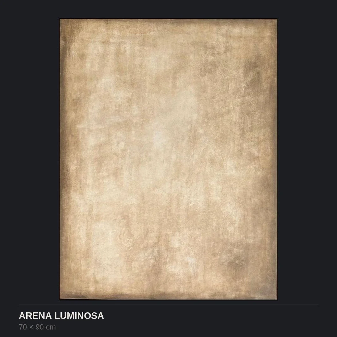 Una alfombra o tapete beige con un diseño luminoso, mide 70 por 90 cm.