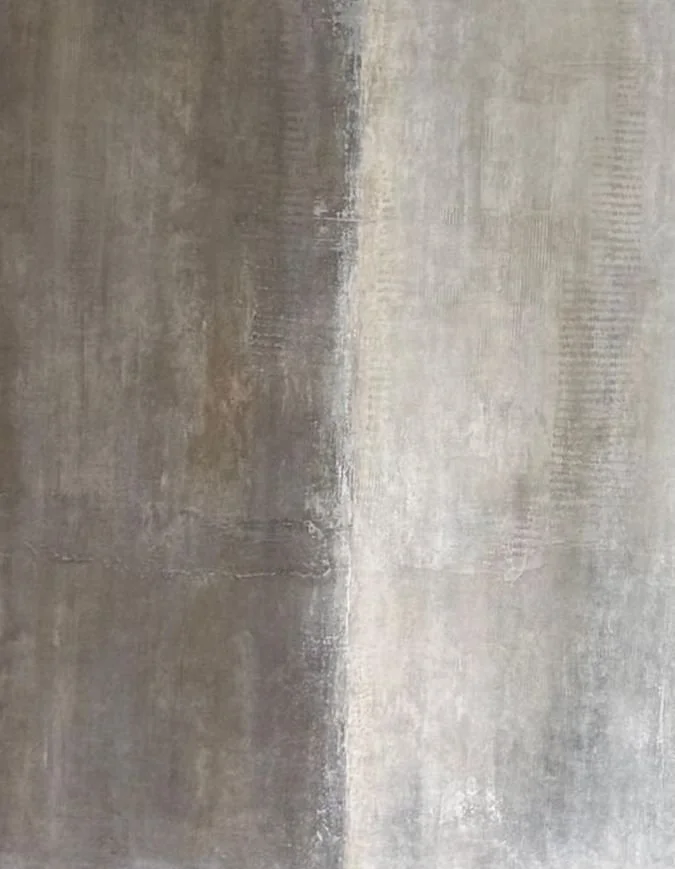 Pared de concreto con textura y diferentes tonos de gris.