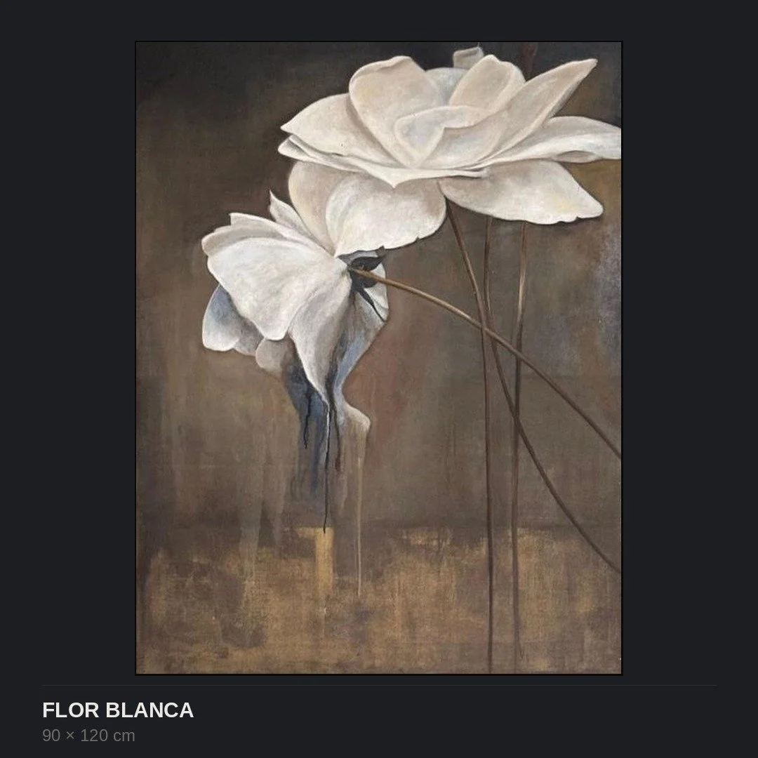 Pintura de una flor blanca con fondo marrón.