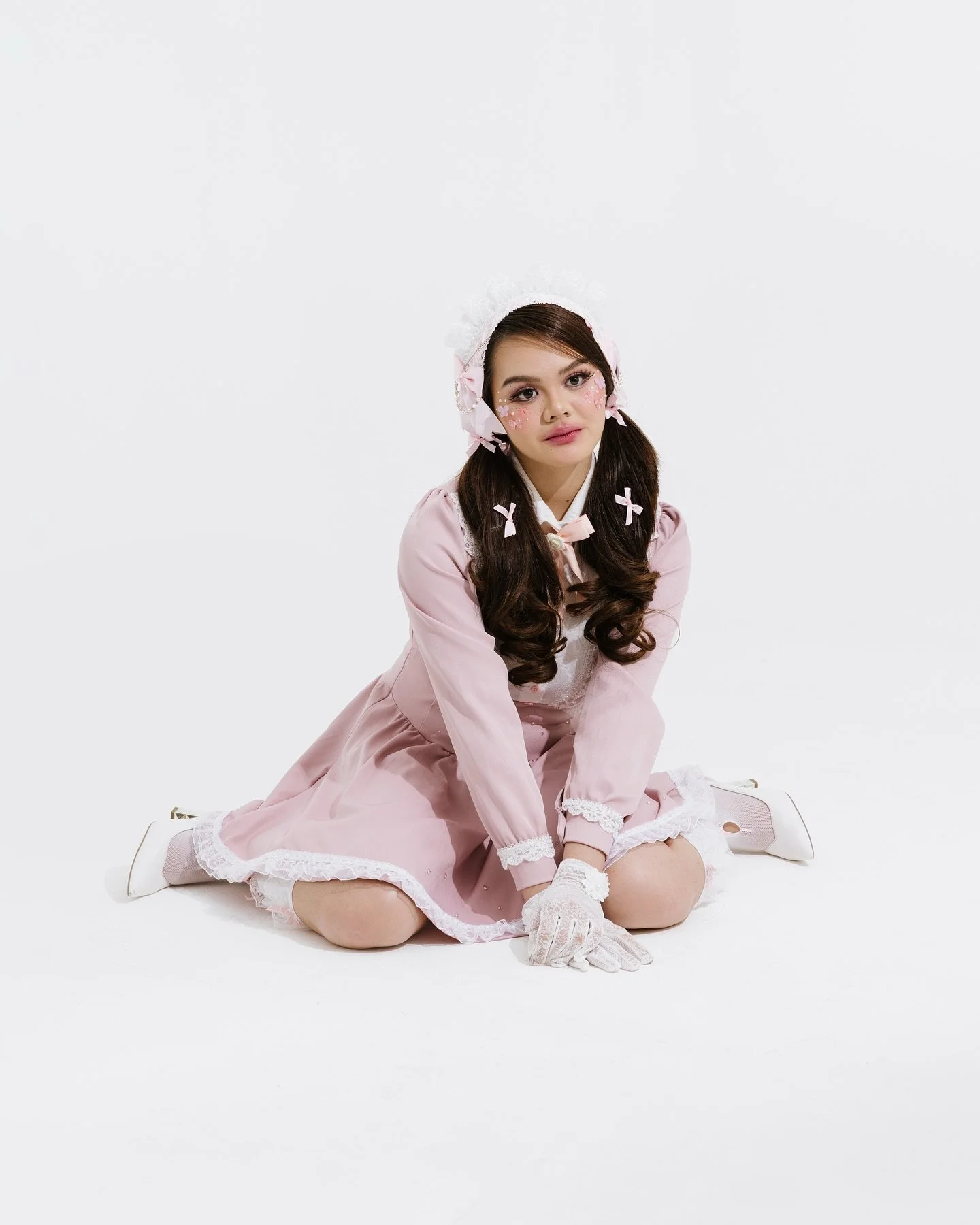 Soft curls and porcelain tones.

Hair and Makeup by Hannie Alexie
Photographed by Cindy Arcillo