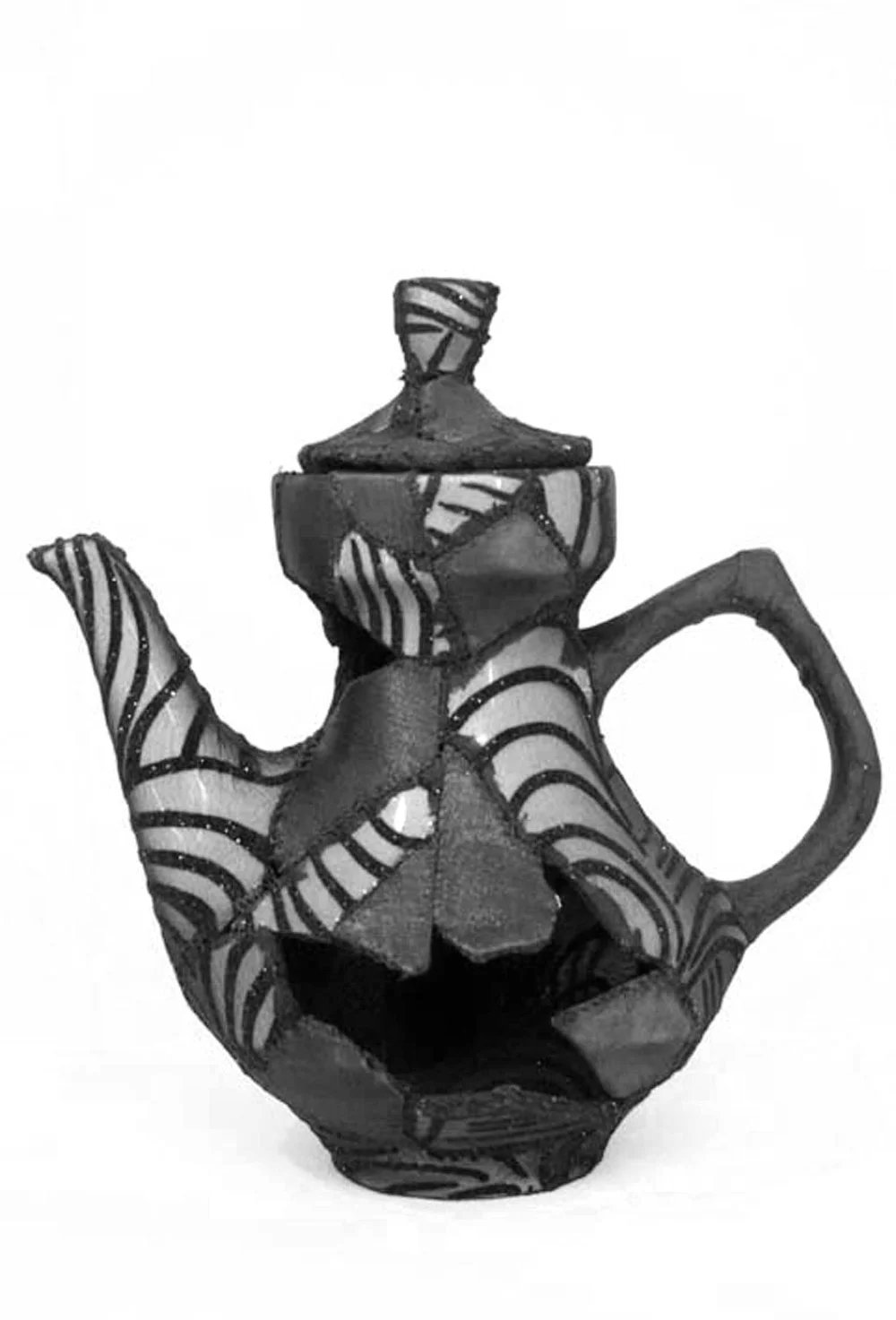 Tetera negra /
Cerámica reparada con tela y
costuras.
Medidas: 26 x 24 x 15 cm
2005