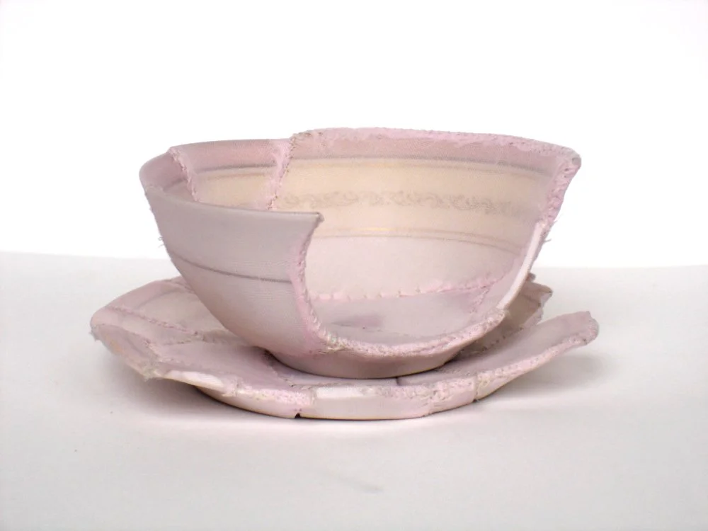 Té rosa /
Cerámica reparada con tela y
costuras.
2005