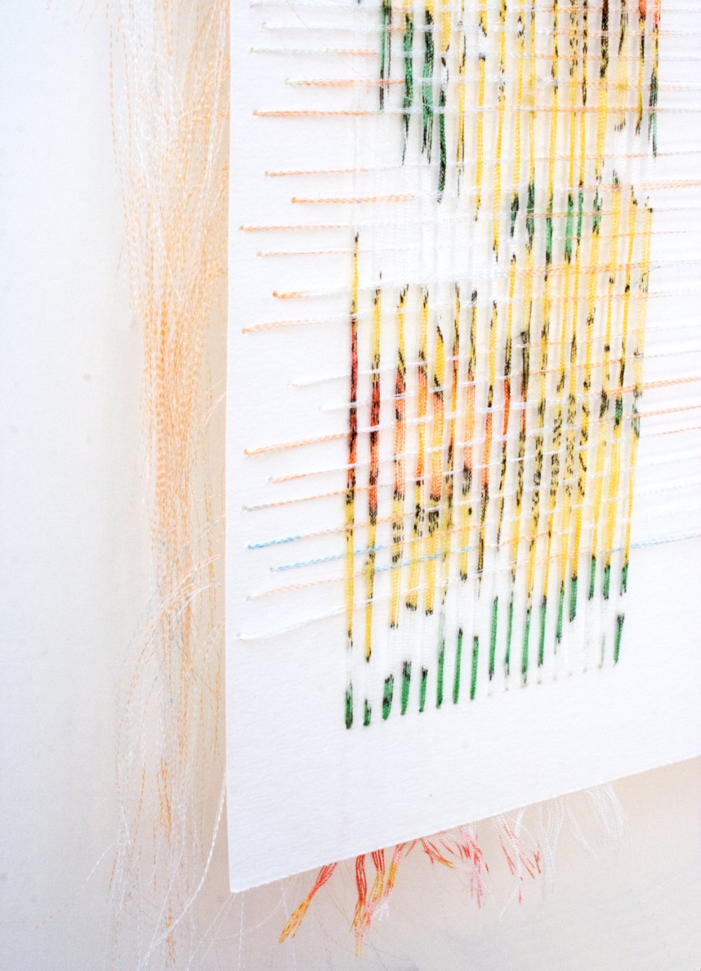 Obra de arte abstracta con líneas verticales y colores como verde, amarillo, rojo y negro, en un fondo blanco.