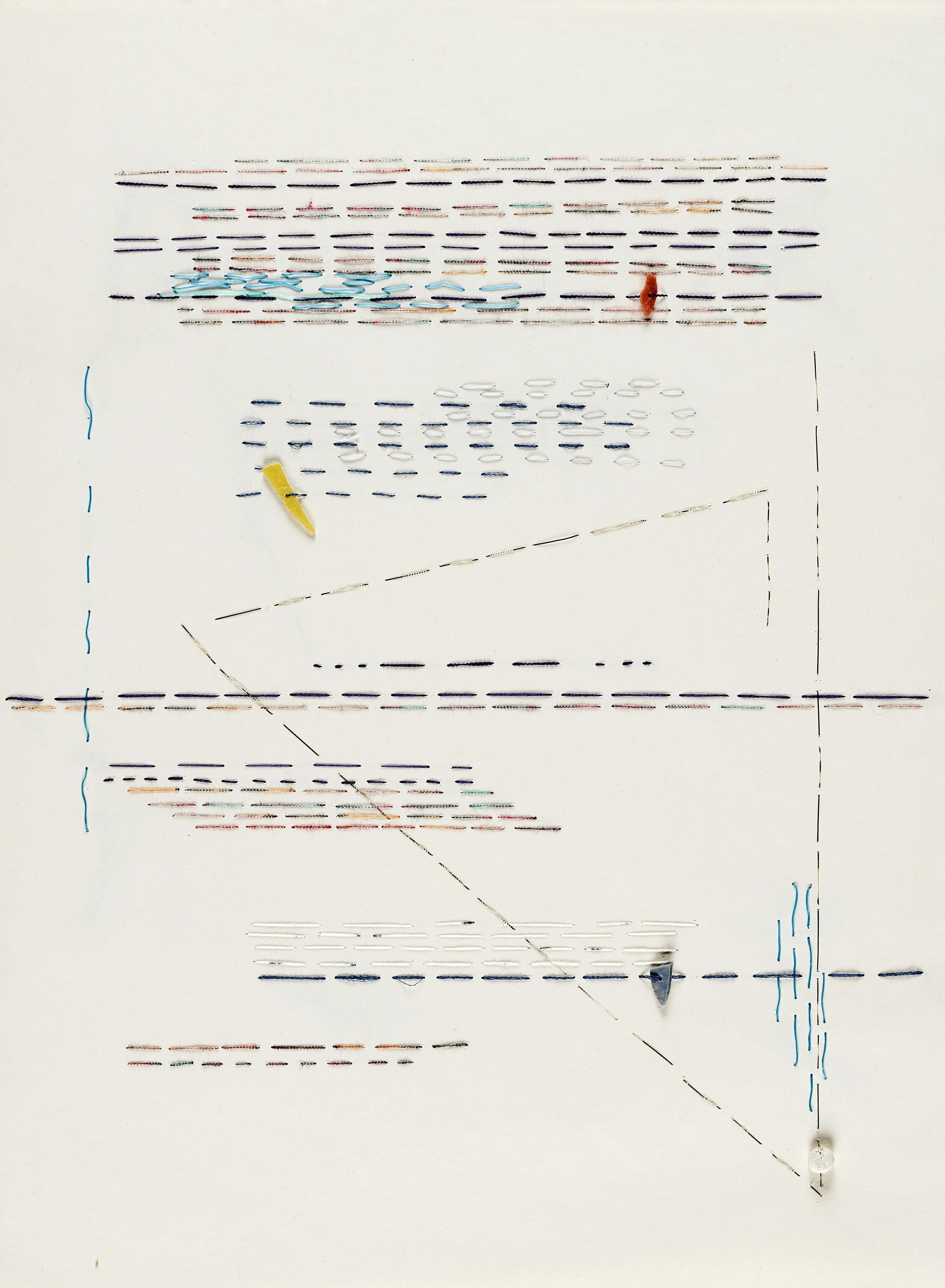 Una obra de arte abstracta compuesta por hilos de colores y pequeñas piezas de objetos diversos en un fondo blanco.