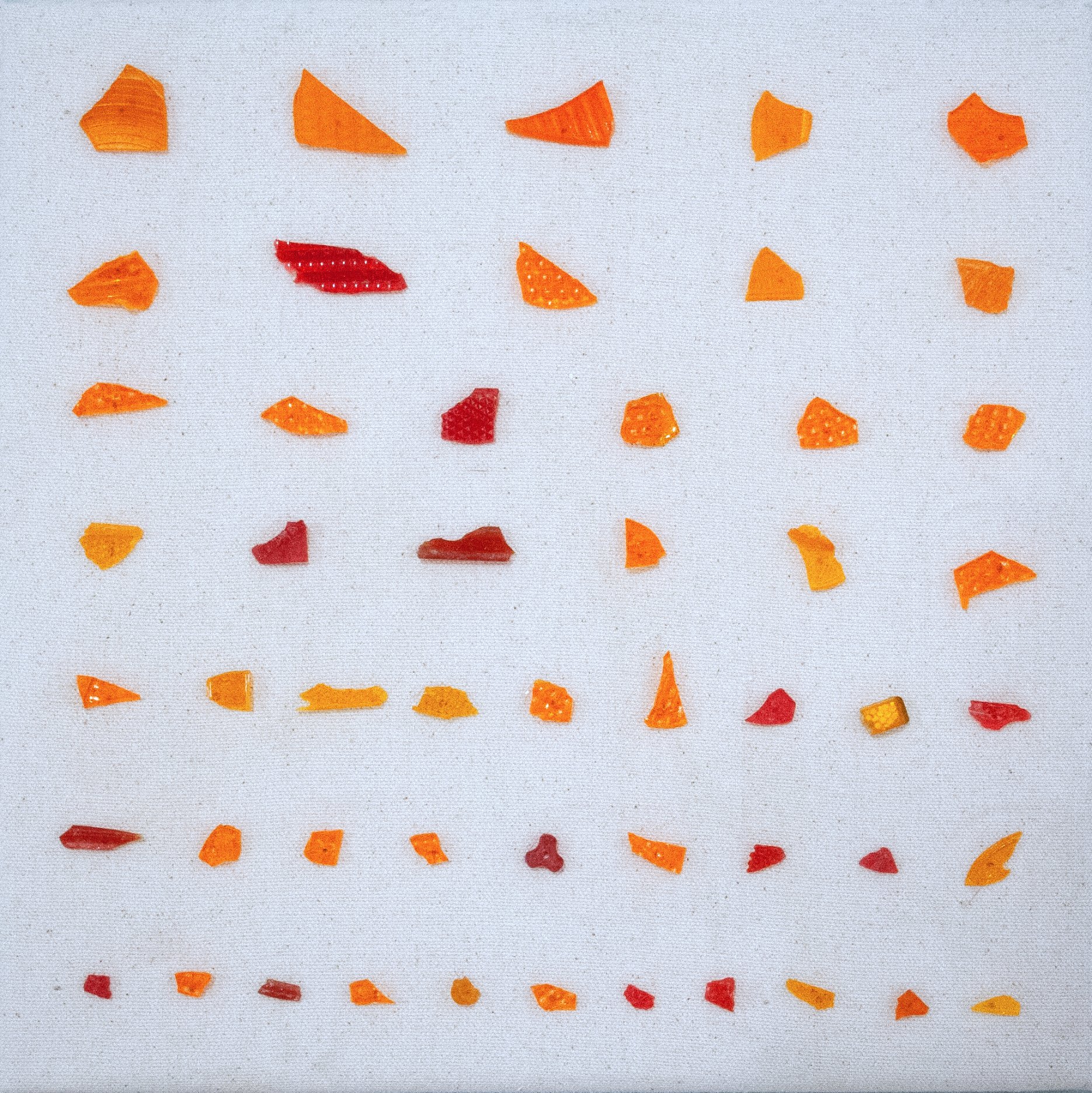 Obra de arte abstracta con diferentes piezas de microplasticos