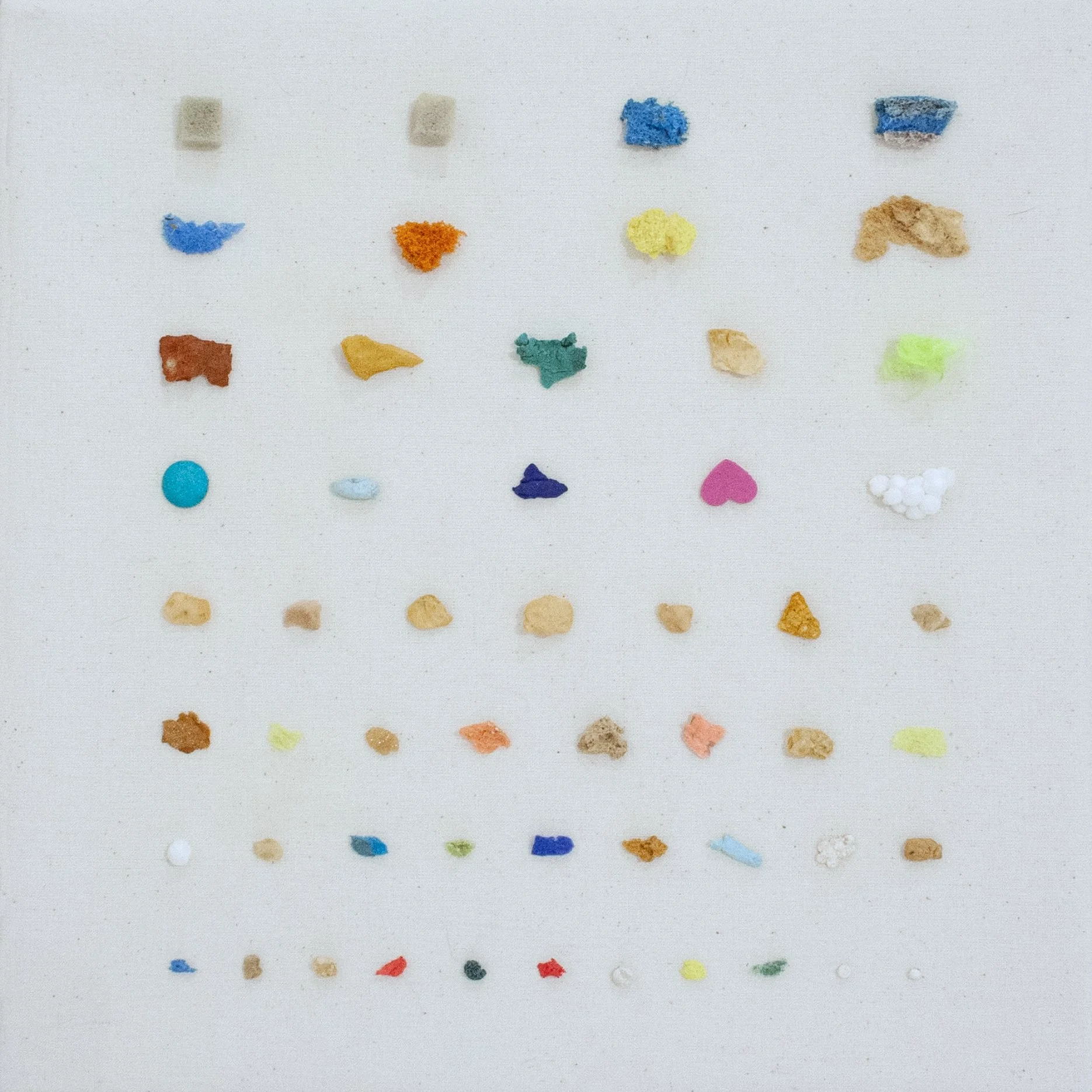 Obra de arte abstracta con diferentes piezas de microplasticos