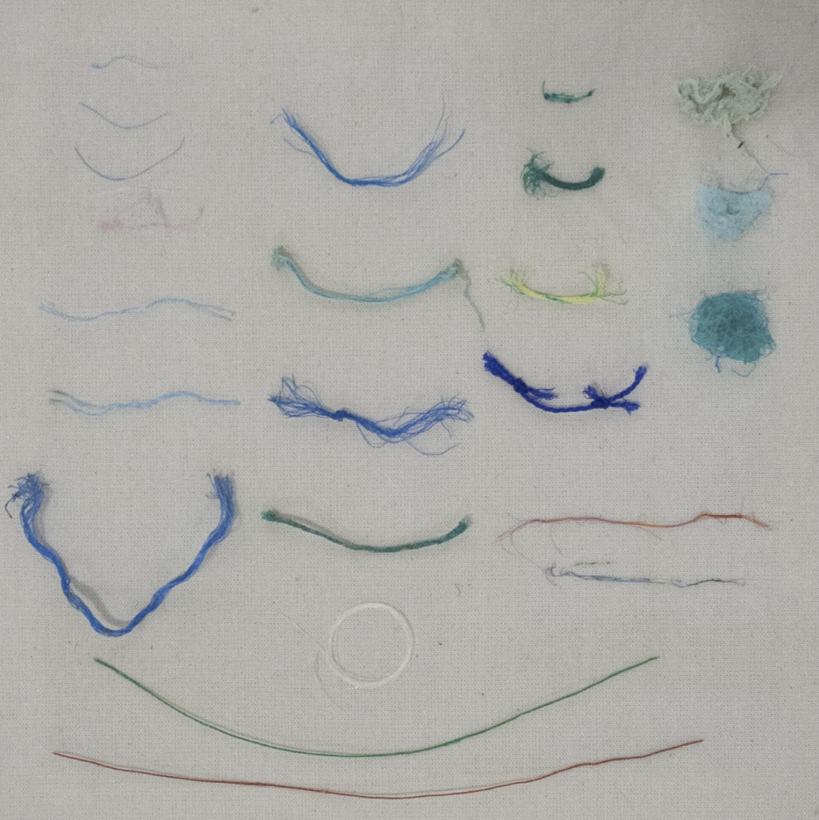 Obra de arte abstracta con diferentes piezas de microplasticos