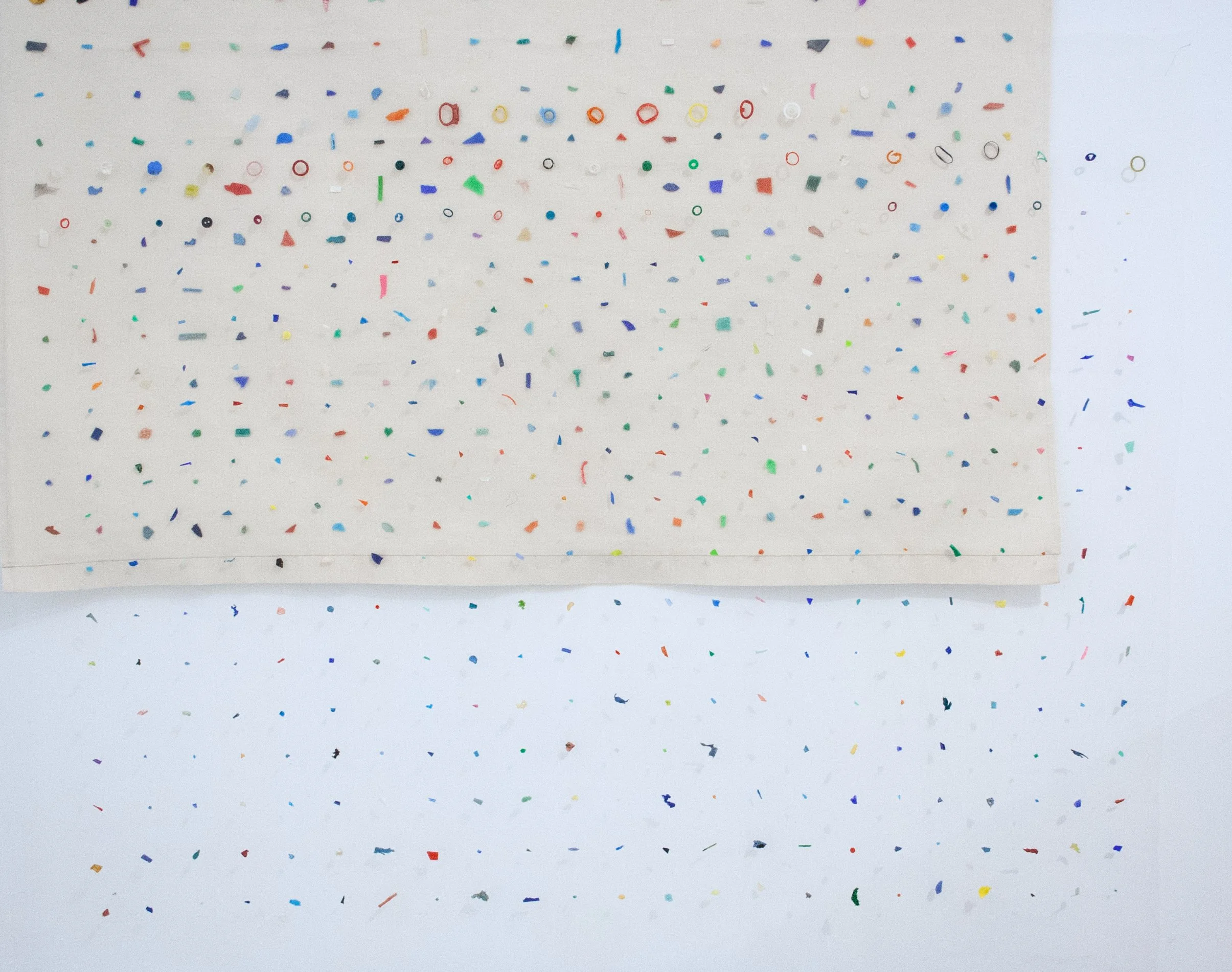 Papel de confeti de diferentes colores y formas disperso sobre un fondo blanco