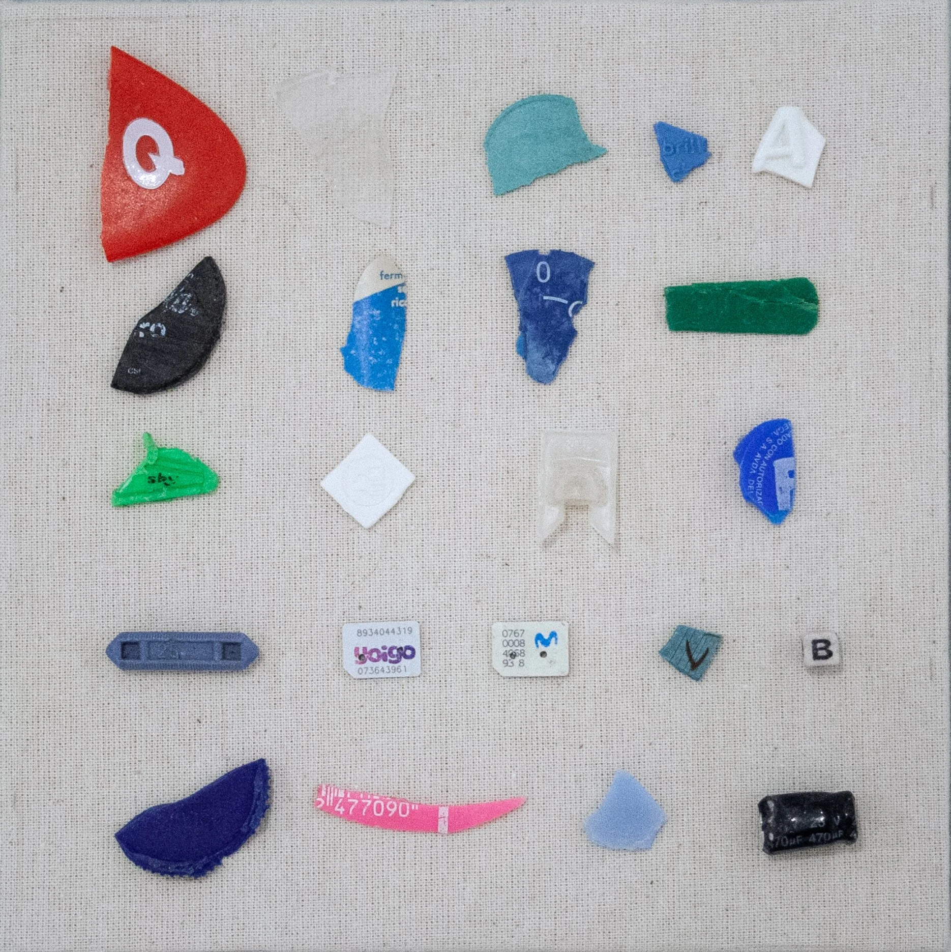 Obra de arte abstracta con diferentes piezas de microplasticos