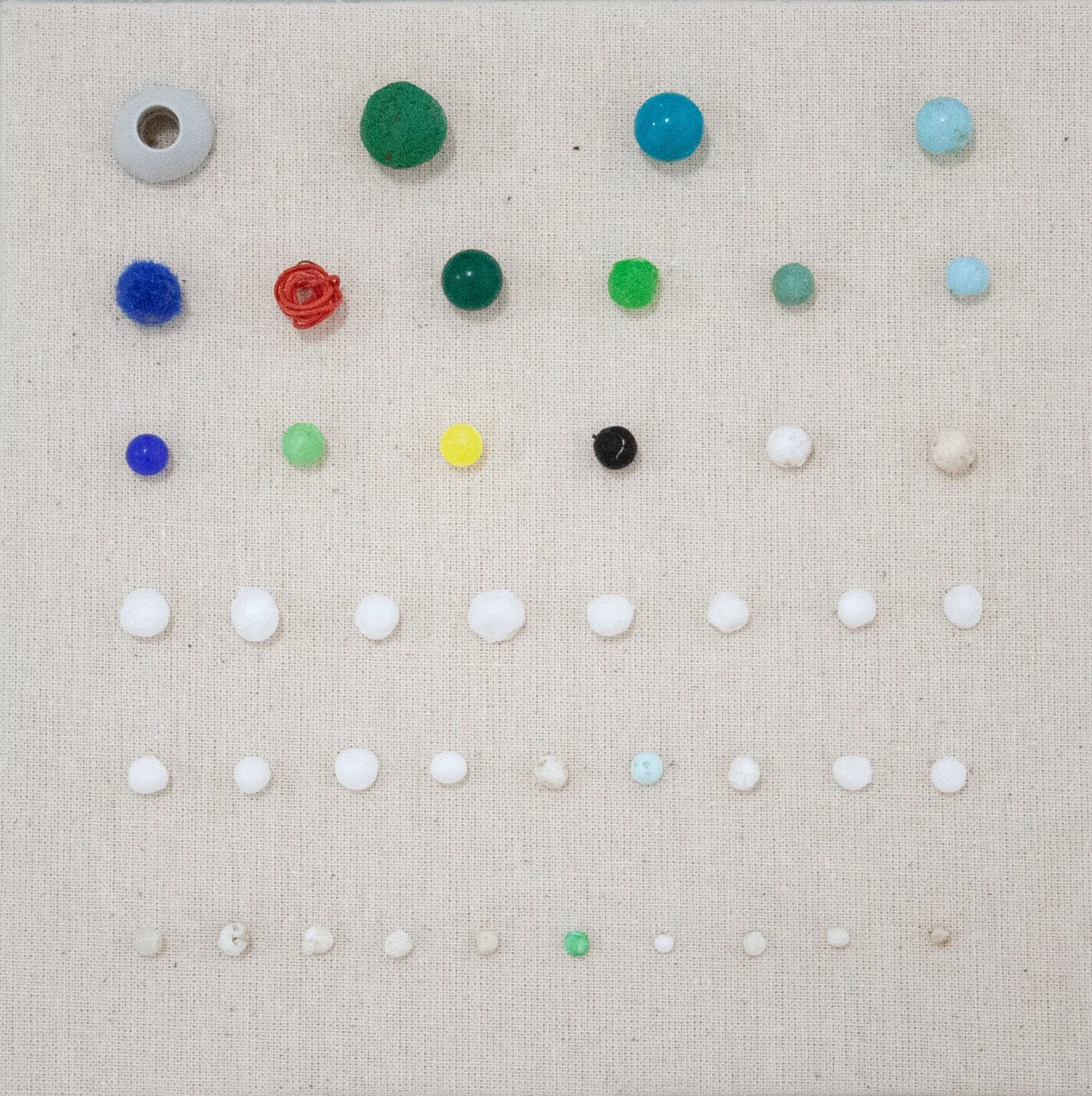 Obra de arte abstracta con diferentes piezas de microplasticos