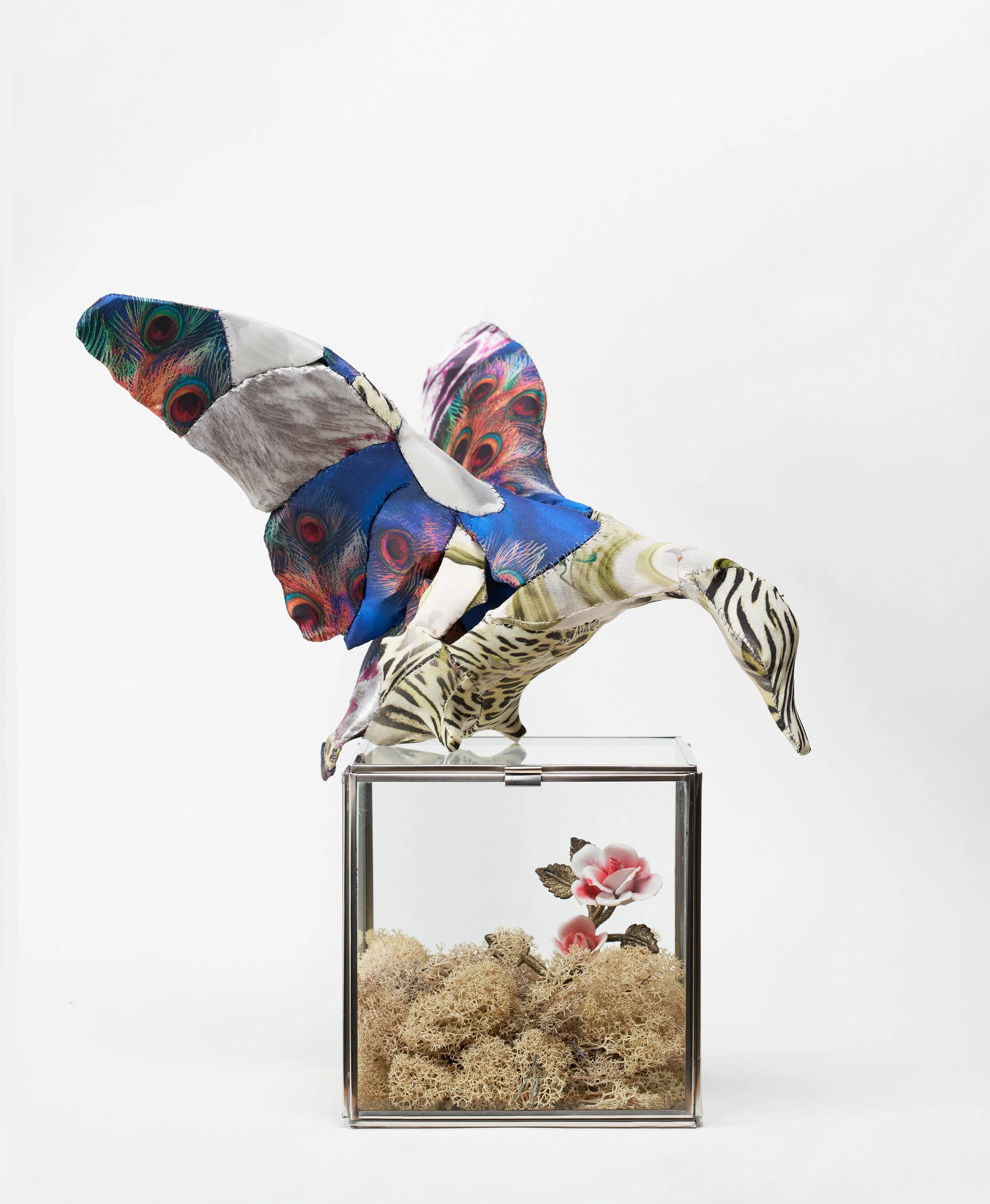 Lladró Duck /
Ceramic sewn with fabric and thread, glass case, preserved moss and metallic and porcelain flower.
Duck: 35 x 35 x 22 / Box: 17 x 17 x 17 cm.
2025