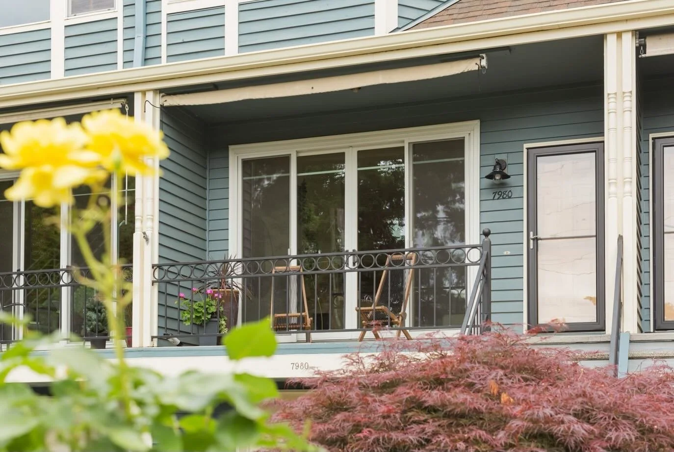 JUST LISTED: This turnkey townhouse is truly at the center of everything. Park, paddle, pool, repeat. The lifestyle of a Portlander is limitless here. 

This property features 2 en-suites will walls of windows and vaulted ceiling. Enjoy the sunset fr