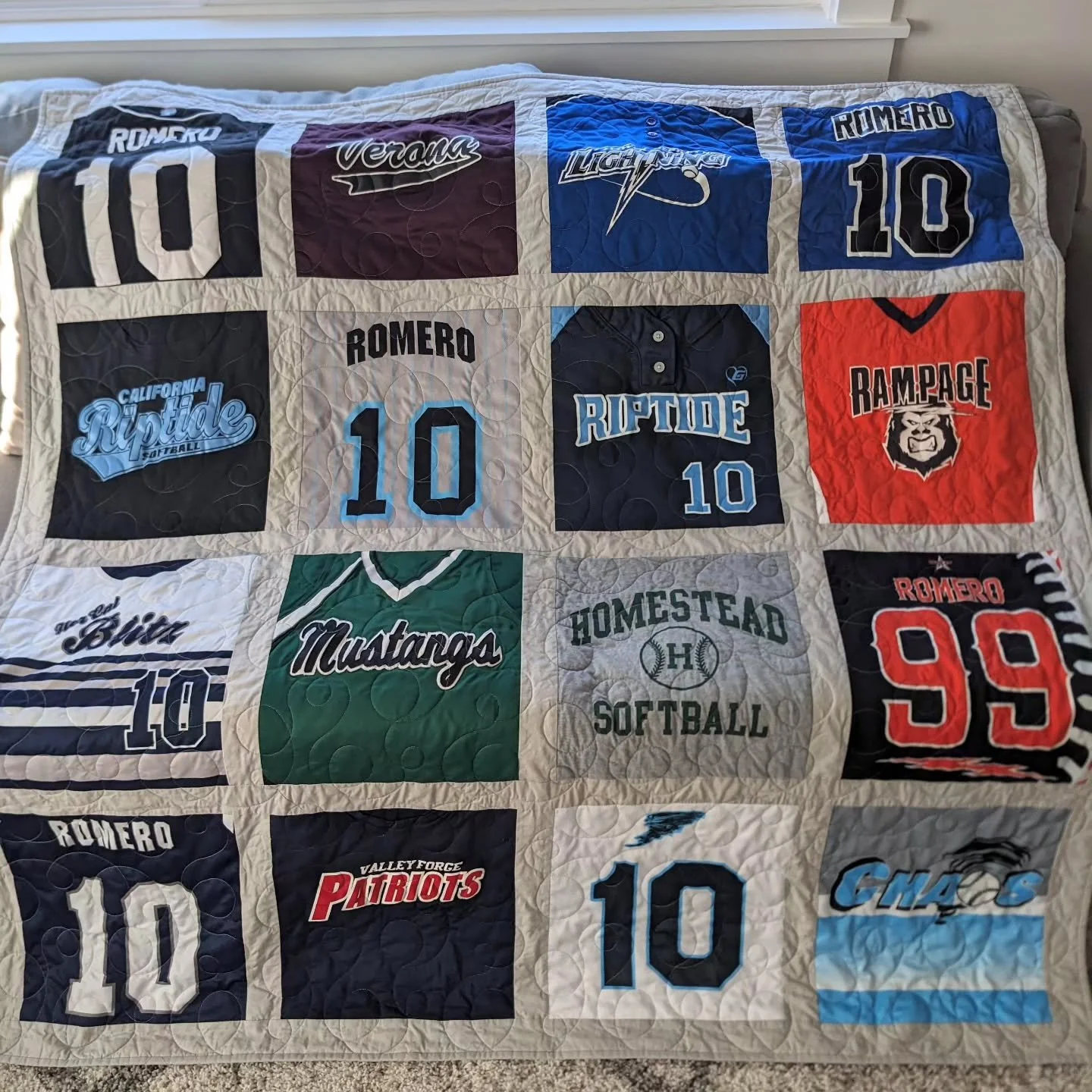 Happy graduation season! 🎓 

I've been hard at work making gifts for high school seniors. From sports jerseys to school shirts, it's been fun to memorialize these chapters of life.

#memoryquilt #tshirtquilt #quilting #quiltersofinstagram