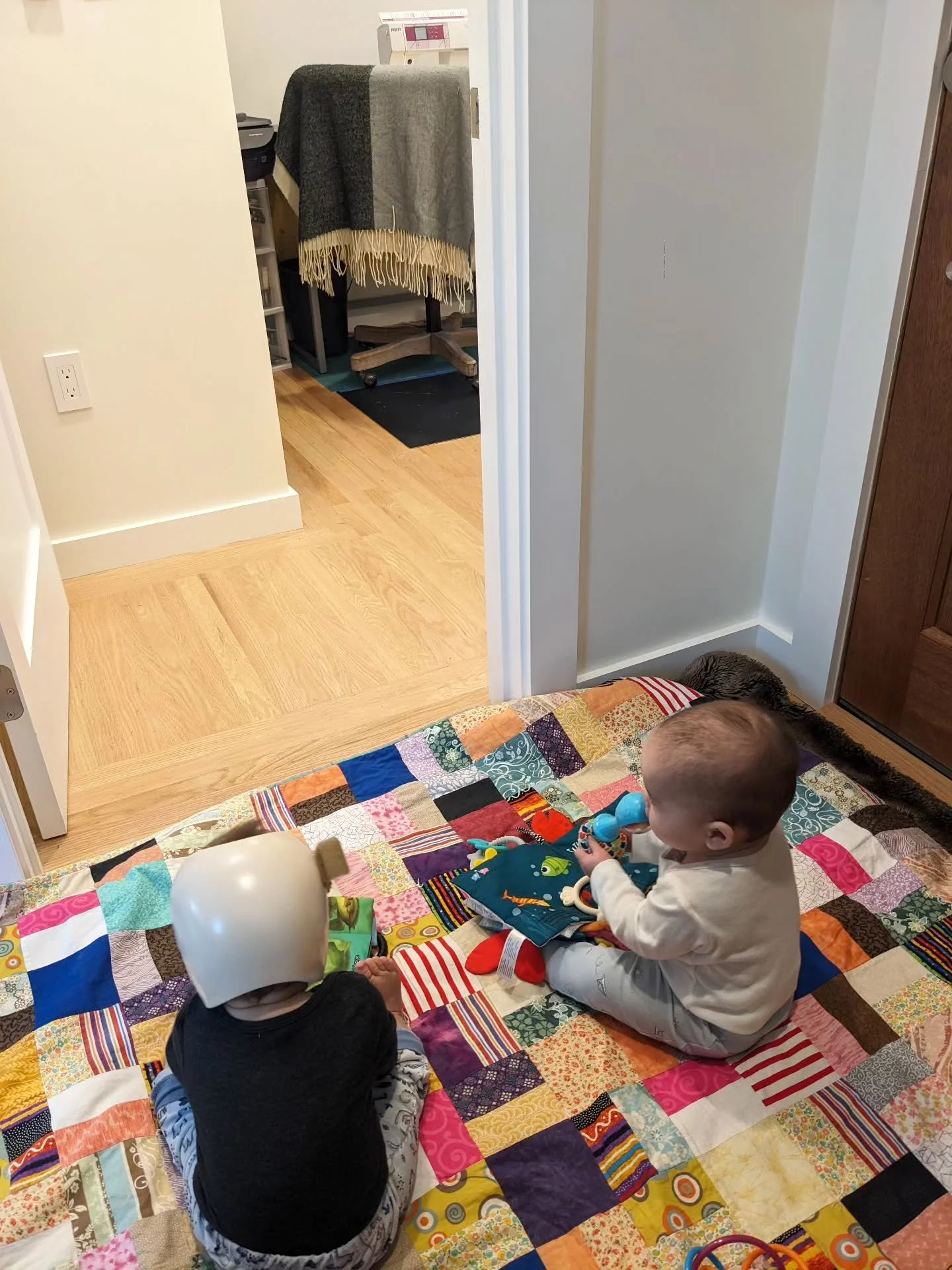 Life lately: having the boys sit outside my office while I work. It's nice to have fans! 📣

#smallbusiness #smallbusinessowner #mompreneur #quiltersofinstagram