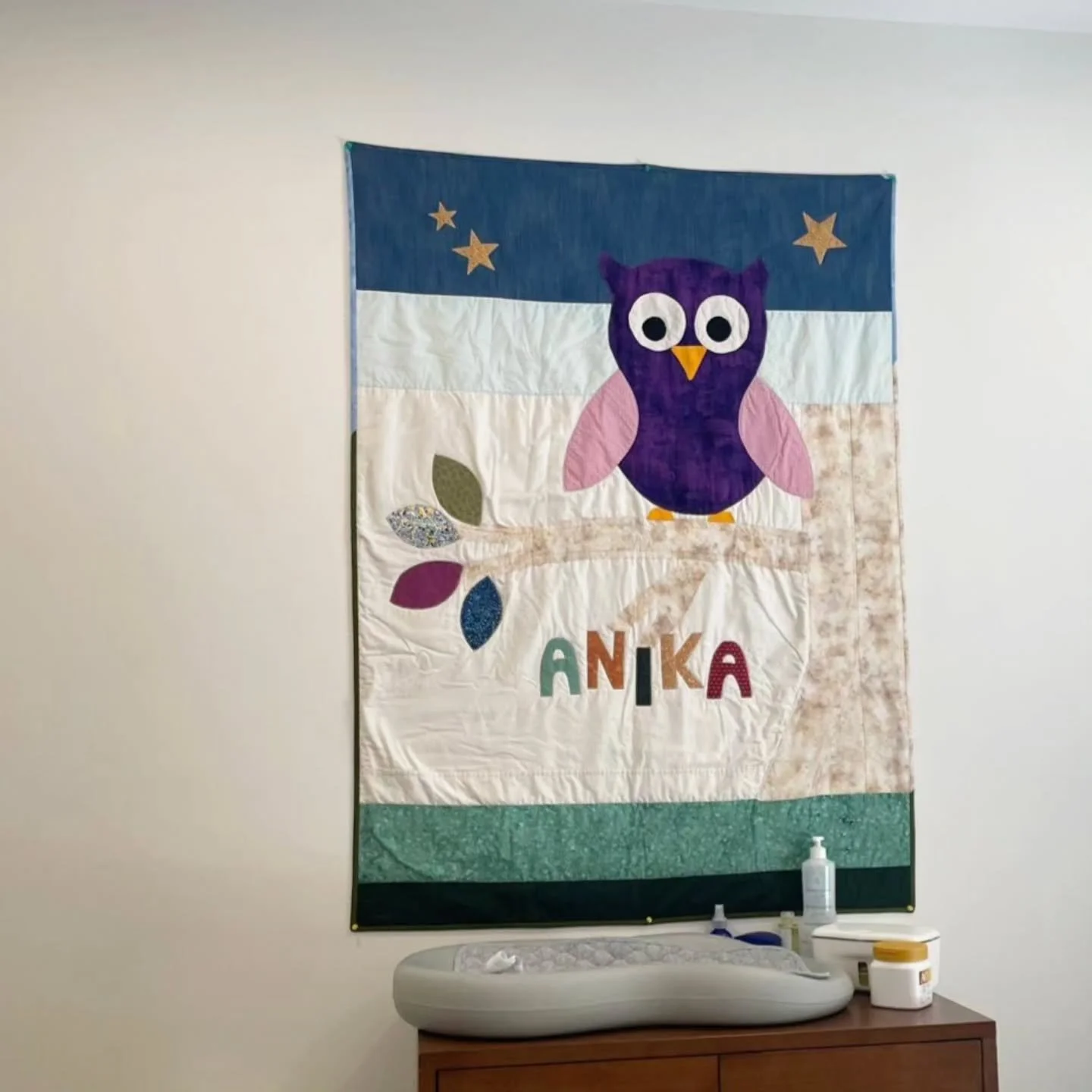 Another applique baby quilt in the books! All stitched from scrap material in my studio. Swipe for in progress pics!

#quilting #quiltersofinstagram #applique