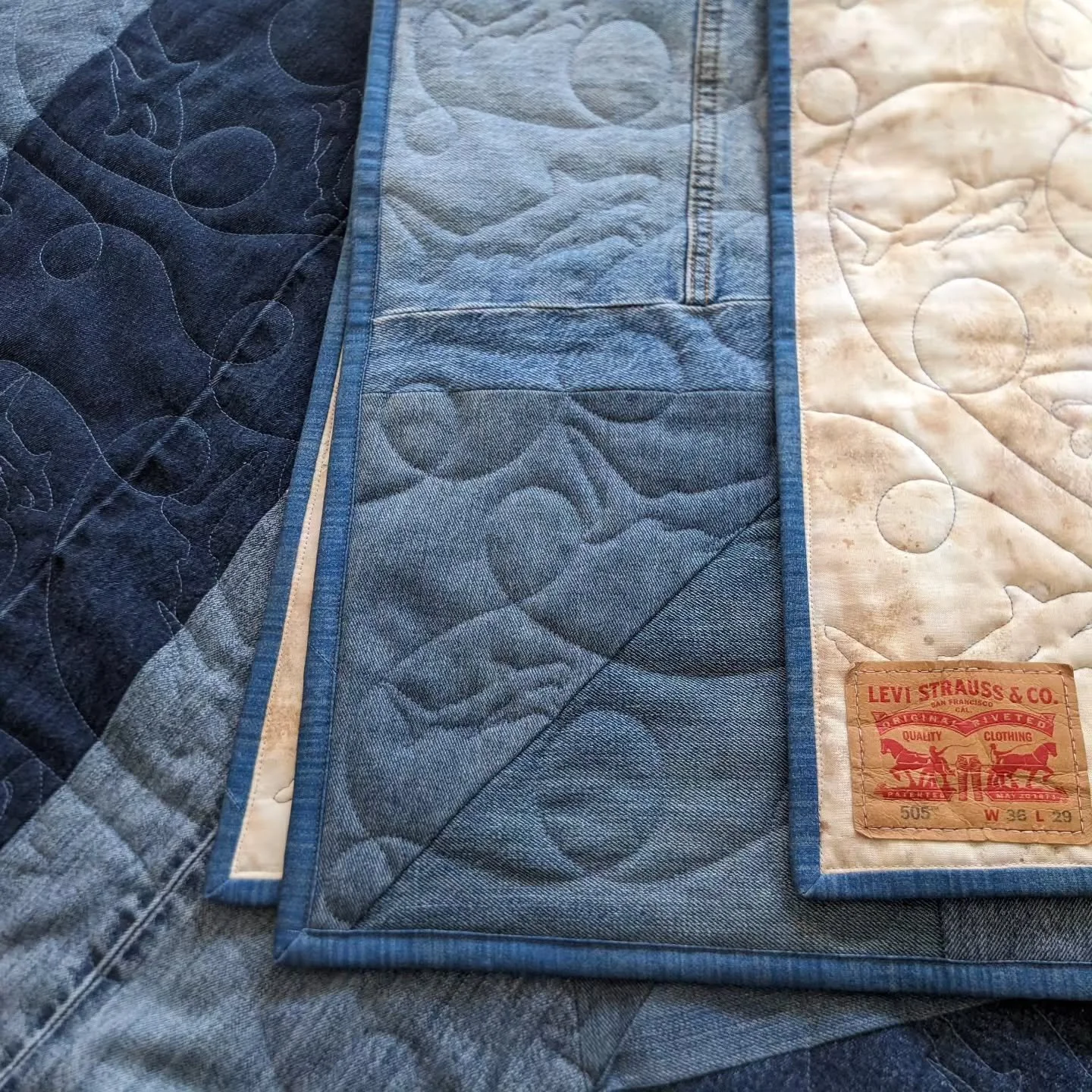 Denim star quilt ✅
Shark quilting pattern ✅
Invaluable memory gift ✅

This one was a joy to make. I'm bummed I don't have a full finished photo I love (I tried), but these still make me happy.

#quilting #quiltersofinstagram #longarmquilter #jeans