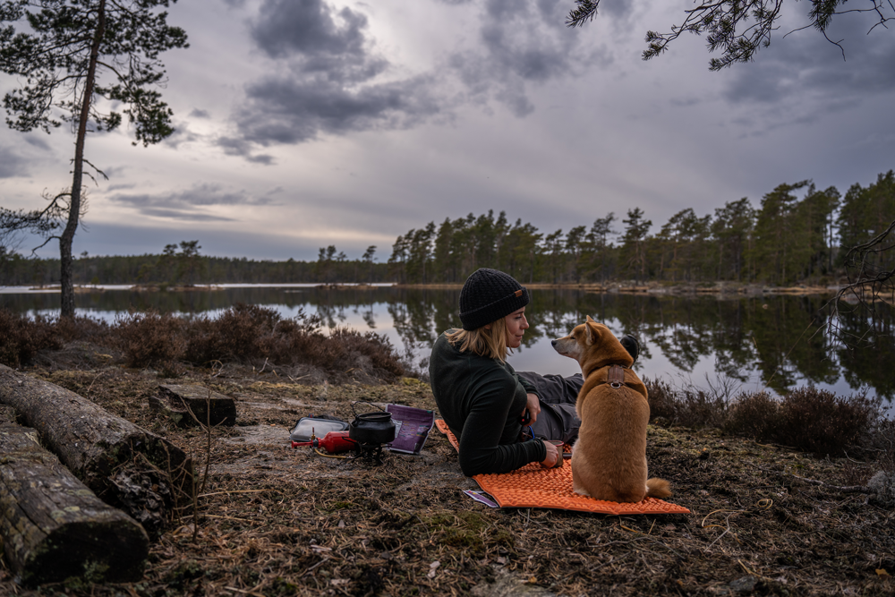 Johanne S. Refseth, kjent som Psykolog med sovepose, bruker naturen som en sentral del av sin formidling om psykologi og psykisk helse.