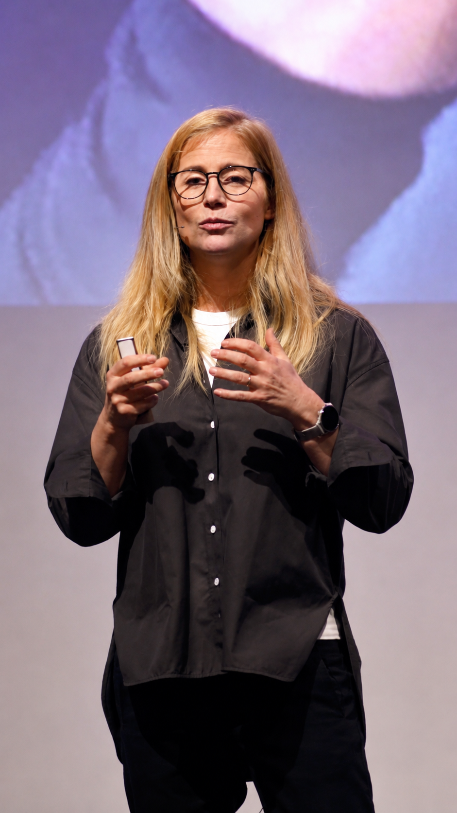 I dag er Johanne S. Refseth, kjent som Psykolog med sovepose, aktuell med flere bøker, holder foredrag over hele landet og bidrar jevnlig med kronikker, TV-opptredener og samfunnsdebatter.--