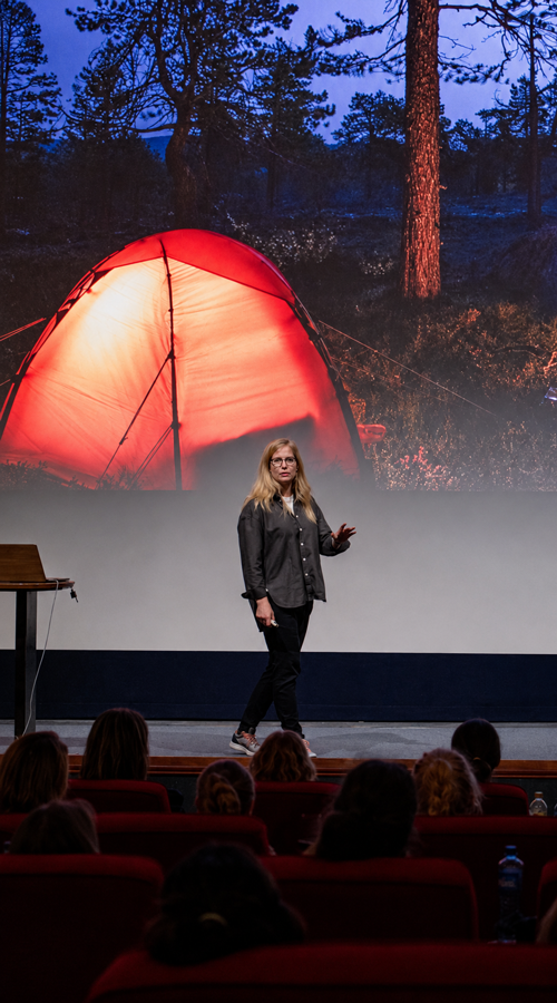 Johanne S. Refseth, best kjent som Psykolog med sovepose, holder foredrag under TrondTalks Alvdal.