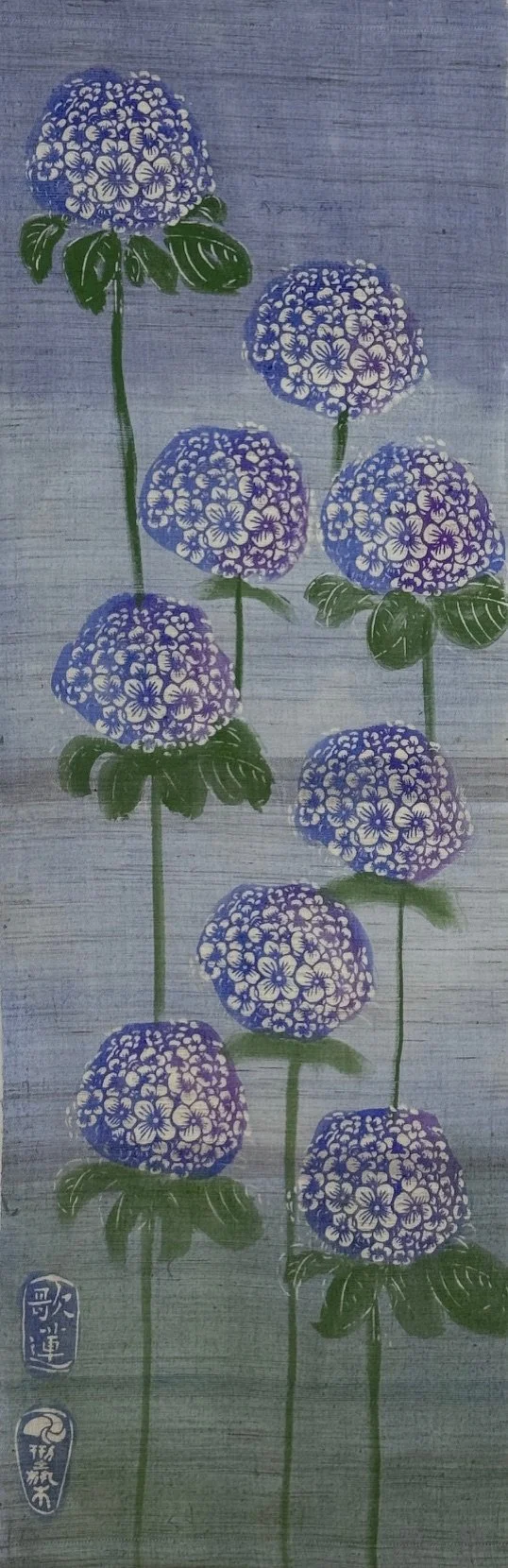 Painting of blue and white hydrangea flowers with green stems and leaves on a textured background, with Japanese characters and artist signature at the bottom.