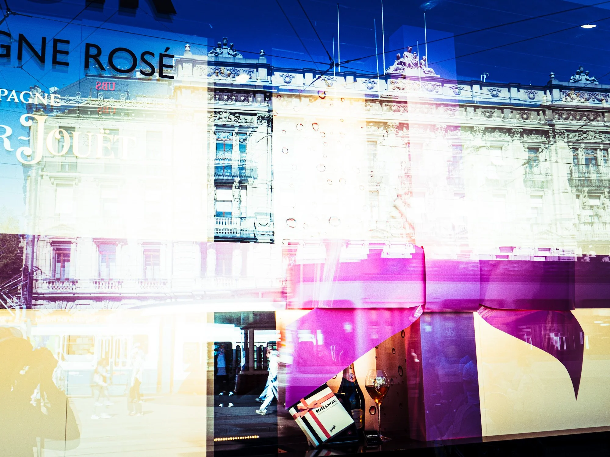 Schaufenster mit reflexivem Glas, das eine stilisierte, energy-gefüllte Stadtansicht zeigt, mit einer Kombination aus alten und modernen Gebäuden und lebhaften Farben.