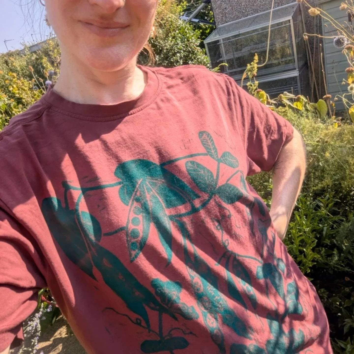 Full moons, sand in toes, printing tees, sleeping cat, onions at the community garden 💚

It's Lughnasadh - the start of harvest season 🌾 Although given the drought it's not a very happy harvest season for a lot of growers.

I'm itching to make prin