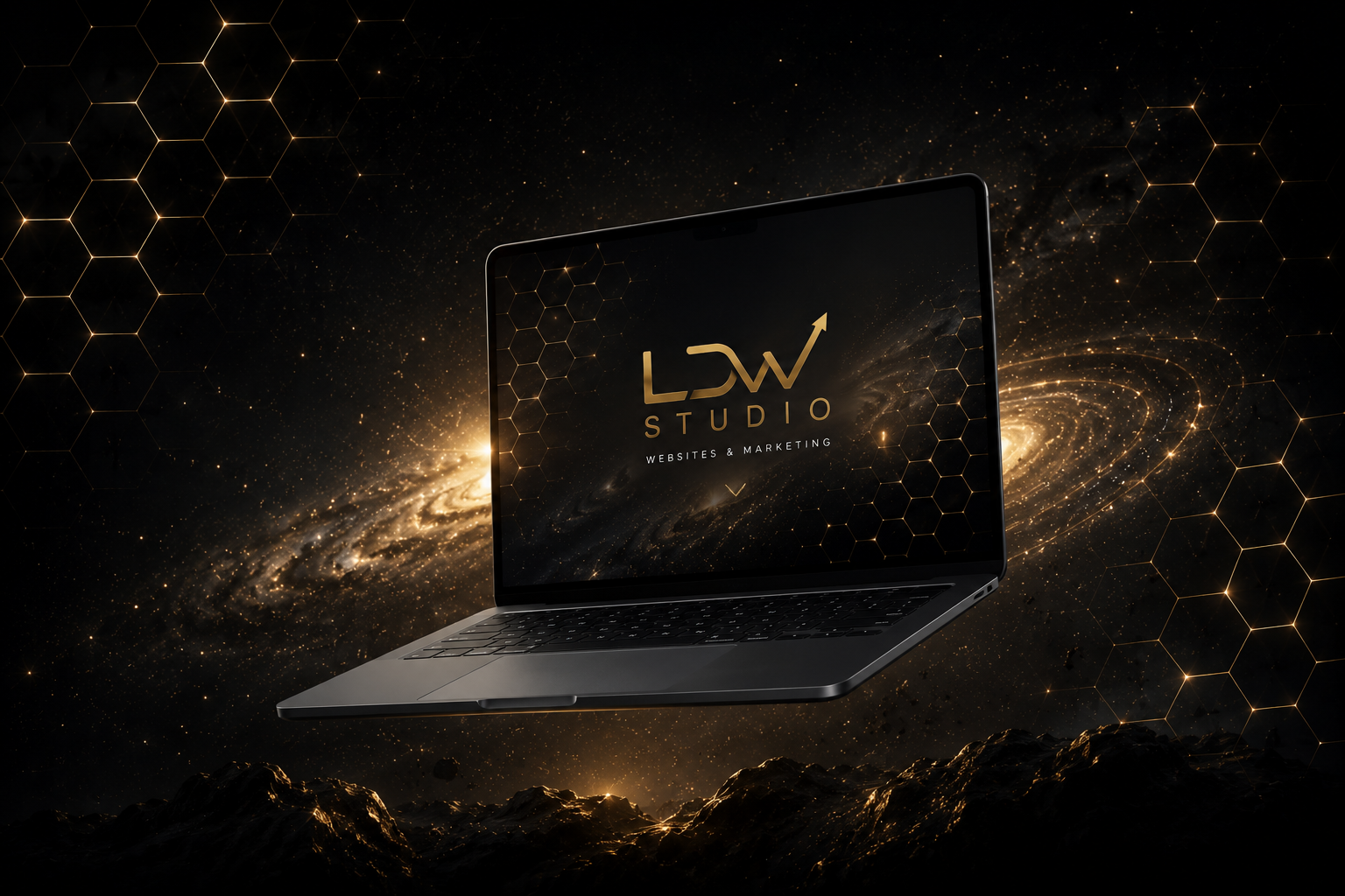 Een laptop zwevend boven een berglandschap met een sterrenhemel, met een logo van LDW Studio en de tekst 'Websites & Marketing' op het scherm, omgeven door een sterrenhemel en hexagonale patronen.