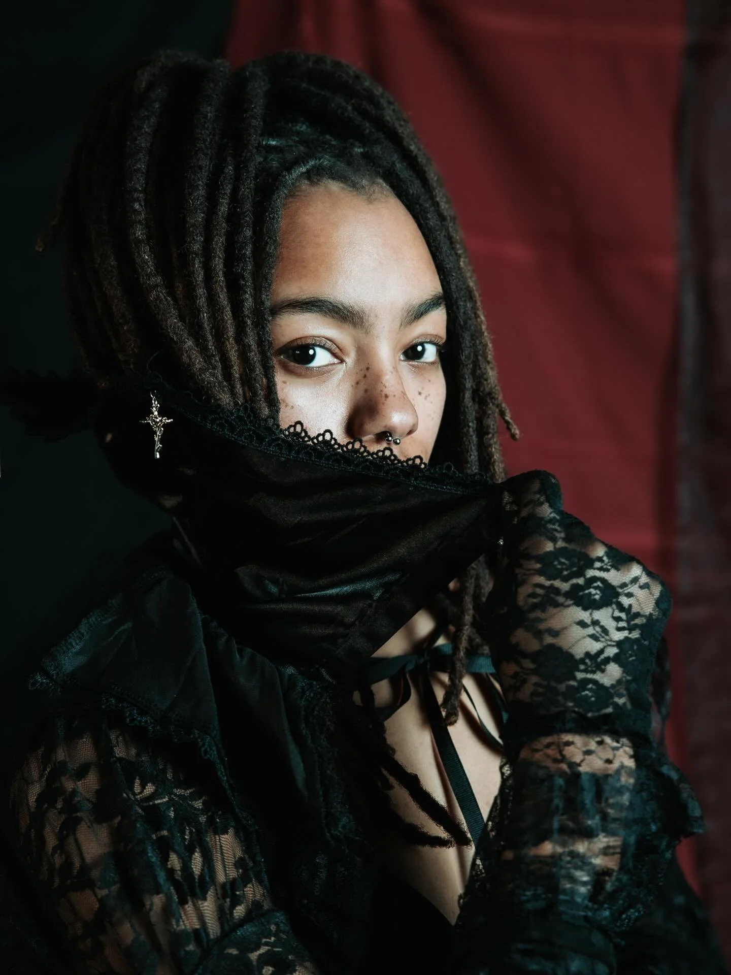 oscuridad femenina 

@abby.leephoto 
-

-

#vamp #dark #fashion #feminine #goth