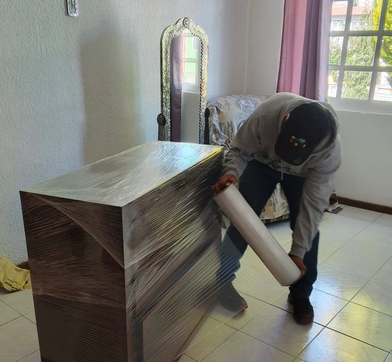 Personal realizando maniobra de embalaje en mobiliario para proteccion