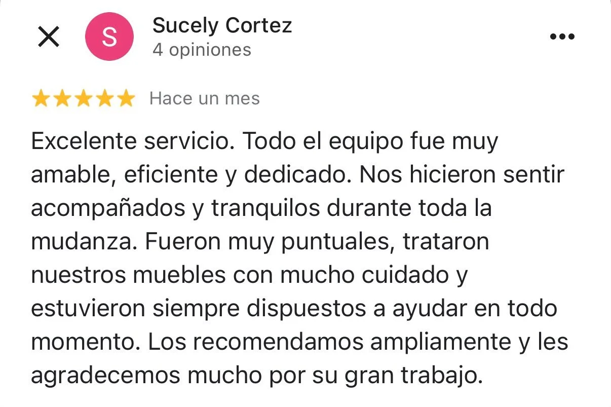 Reseña de un cliente en una plataforma digital con estrellas doradas, título en negrita y texto en español describiendo un excelente servicio de mudanza