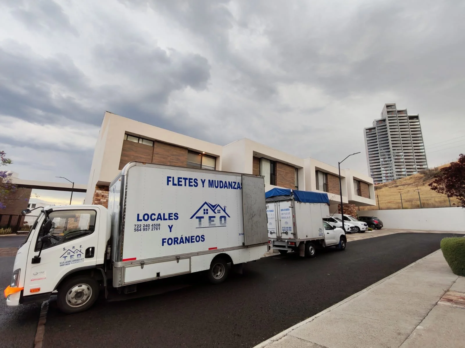 Dos camionetas realizando un servicio en un residencial