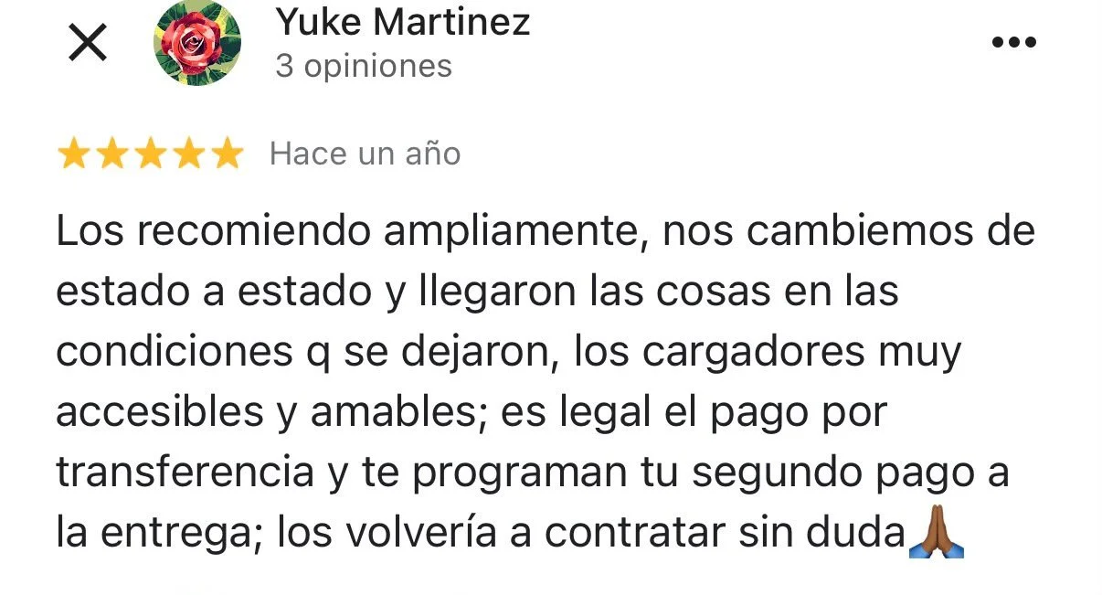 Reseña de usuario con cinco estrellas, recomendando un servicio de envíos y pagos por transferencia bancaria, mencionando la buena atención y la conveniencia del proceso.