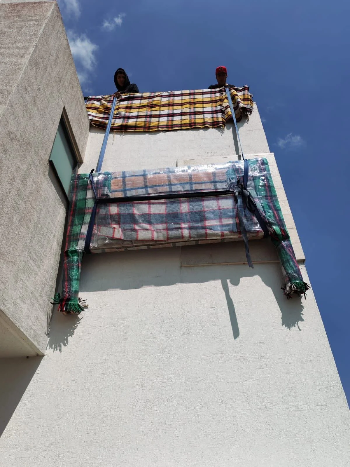 Dos personas realizando una maniobra de volado de forma profesional y segura 