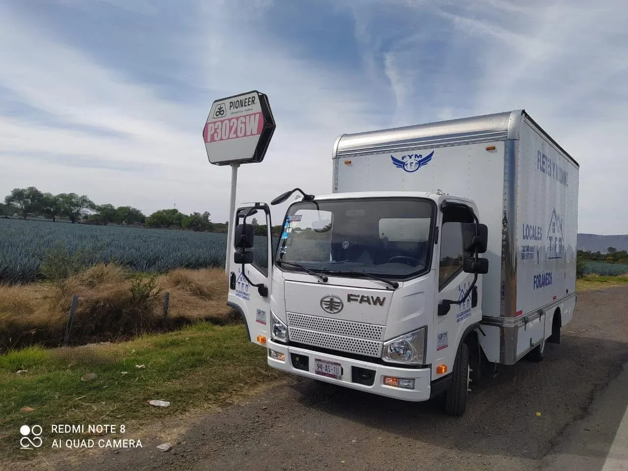 Camión de mudanzas parada sobre la carretera de gudalajara, lista para realizar una entrega con exito
