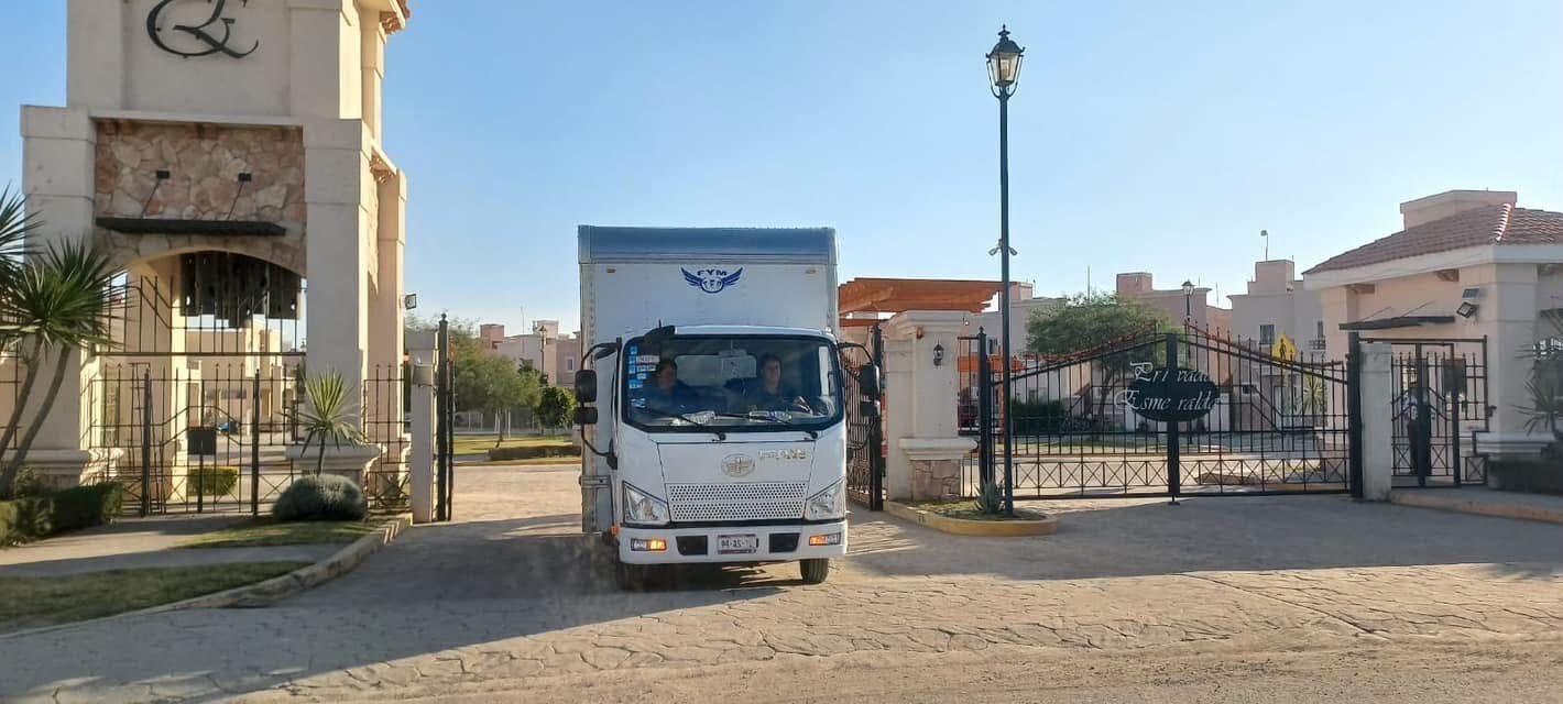 camion erminando de realizar un servicio de mudanza en una unidad de 3.5 tn 