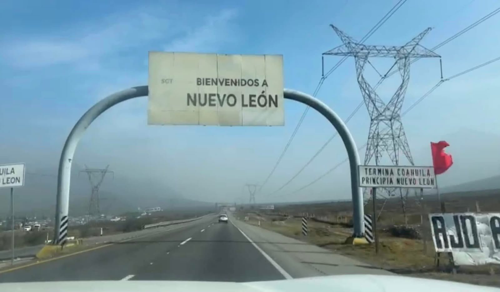 Cartel que da la bienvenida a Nuevo León en la autopista, foto tomada camino a la entrega de una mudanza segura