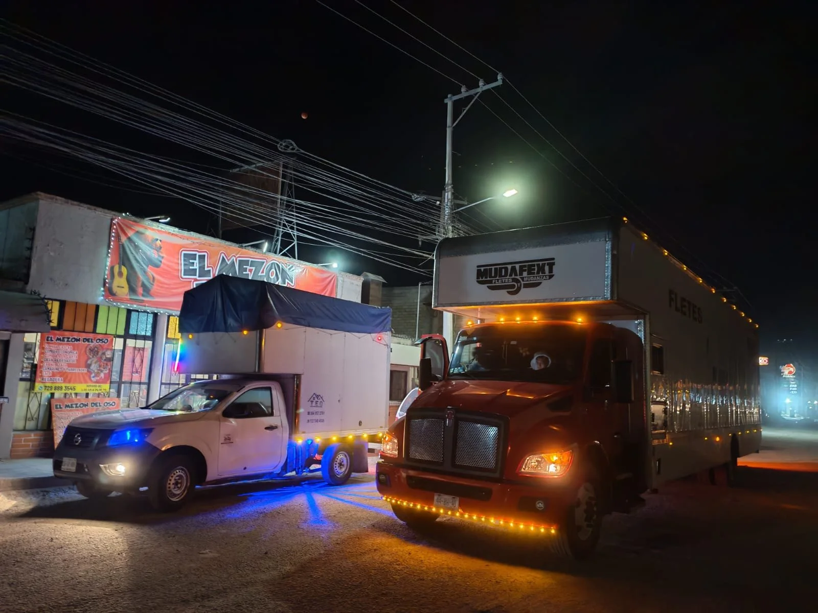 Unidad de 1.5 tn y unidad de 8 tn estacionadas terminando de realizar un servicio con exito