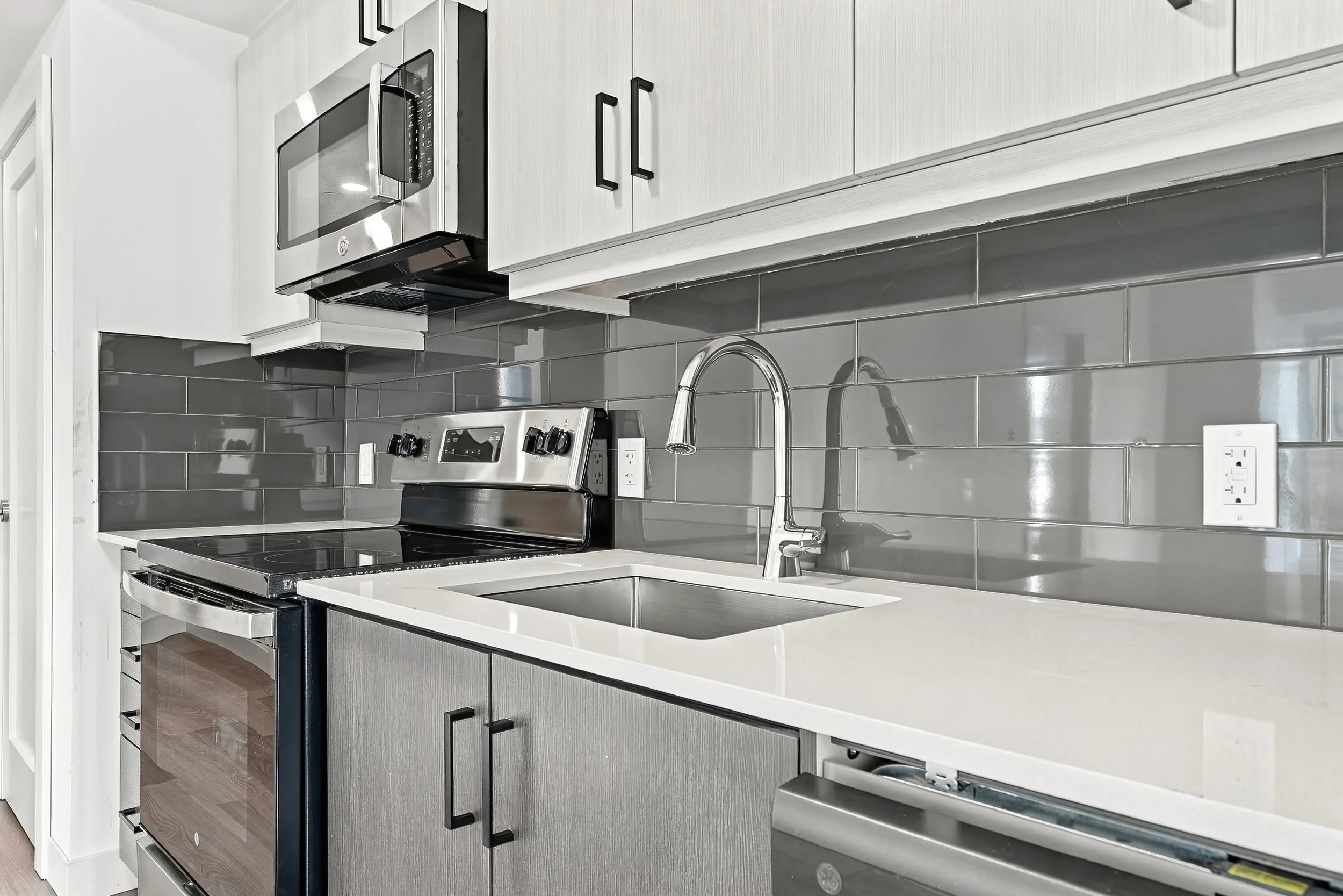 5 - 308 2BED+DEN+2BATH.jpg