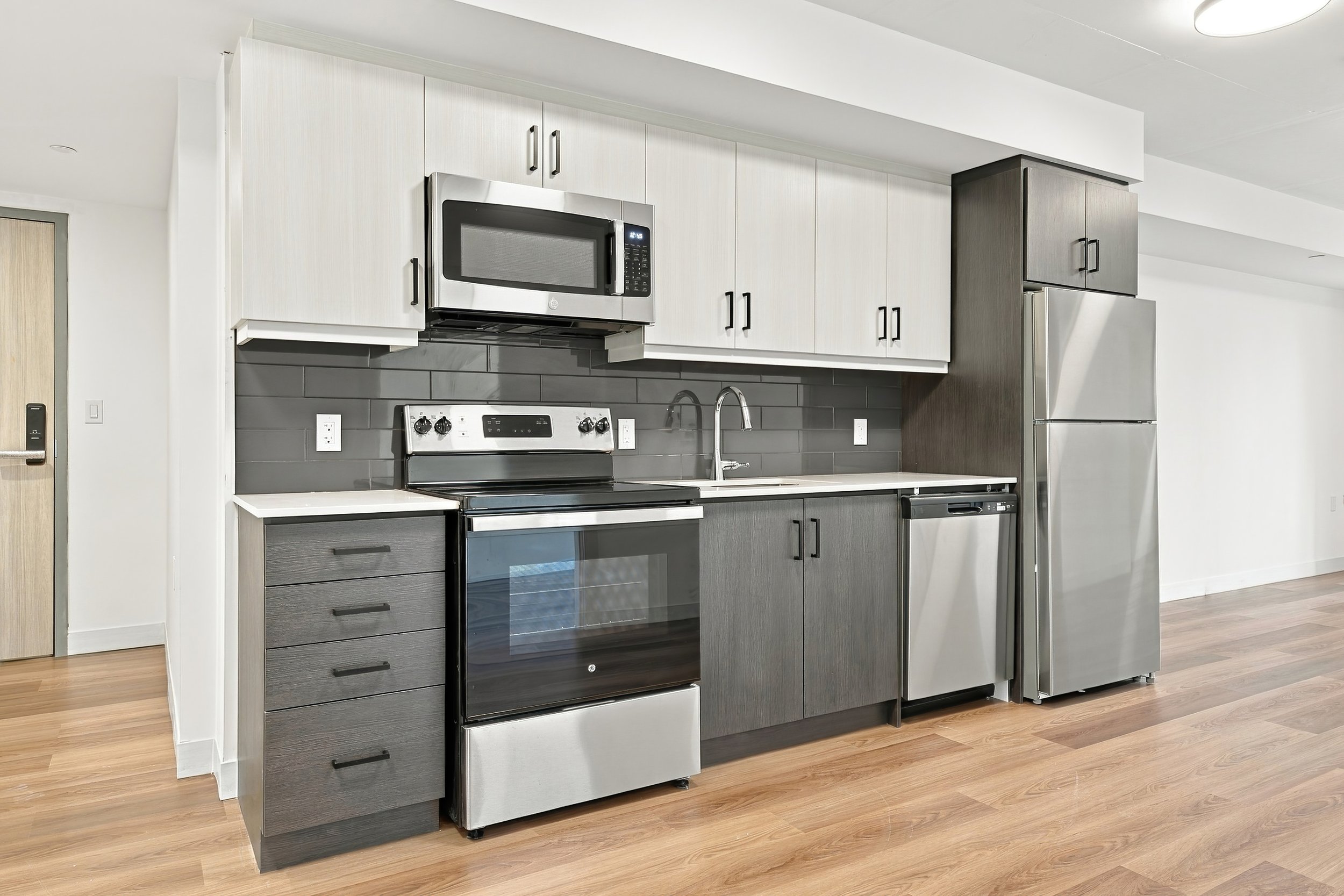 4 - 313 BED+BATH.jpg