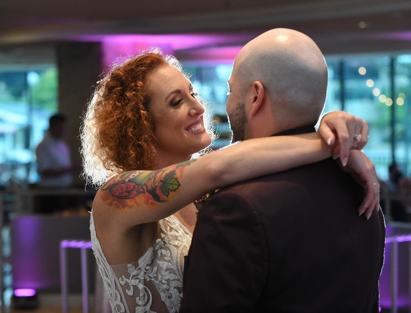 Looks like she kinda likes him a little 💖💍 #firstdance 

#jadongoodphotography