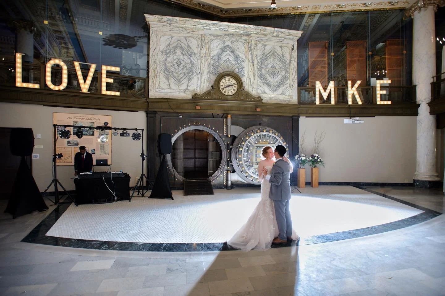 First dance photos always look epic at the #milwaukeecountyhistoricalsociety 

#jadongoodphotography #goodphoto