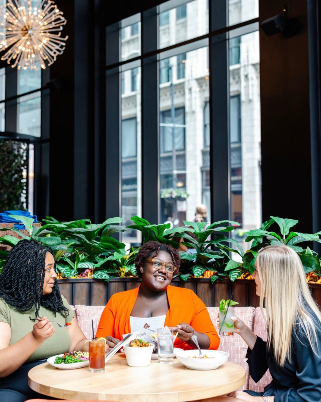 Midday moments made for gathering. 🍽️

Great food, great company, zero rush.

Tap the link in bio to discover Kindling.

📸: @willistowerchicago