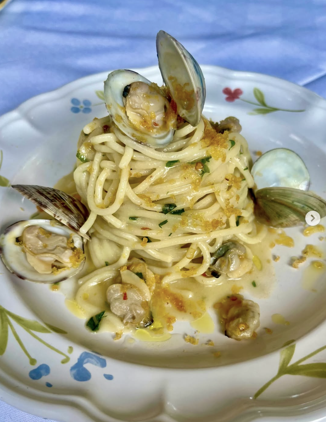 Happy as a clam with this weekend’s special: Spaghetti alle vongole con bottarga.
Fresh Manila clams, generously shaved bottarga, and of course our fresh spaghetti. Simple clean & fresh. In Sicily, you’ll see bottarga from tuna, but this uses bottarg