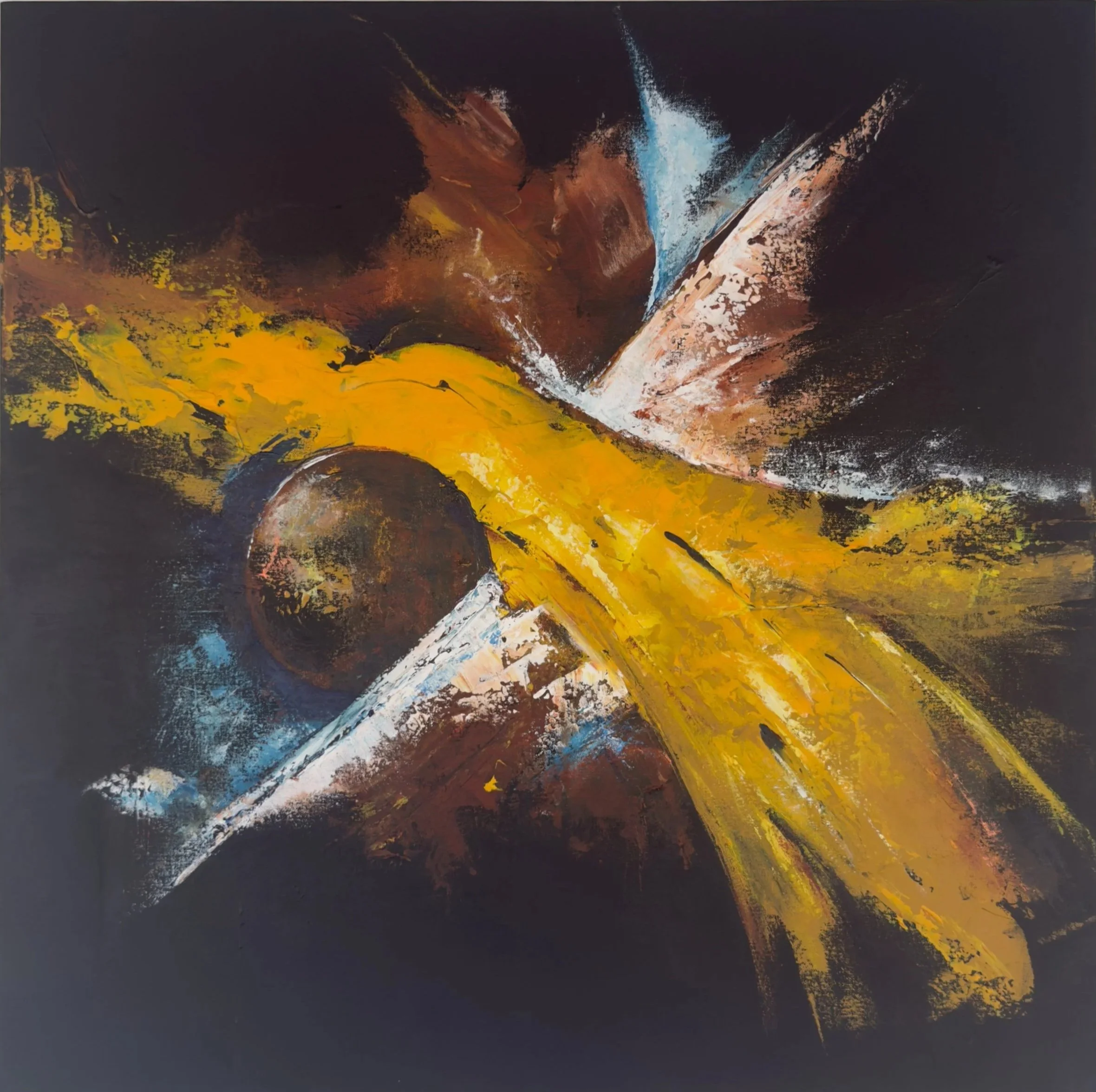 Abstract schilderij met felle gele, blauwe, witte en bruinachtige kleuren en dynamische penseelstreken.