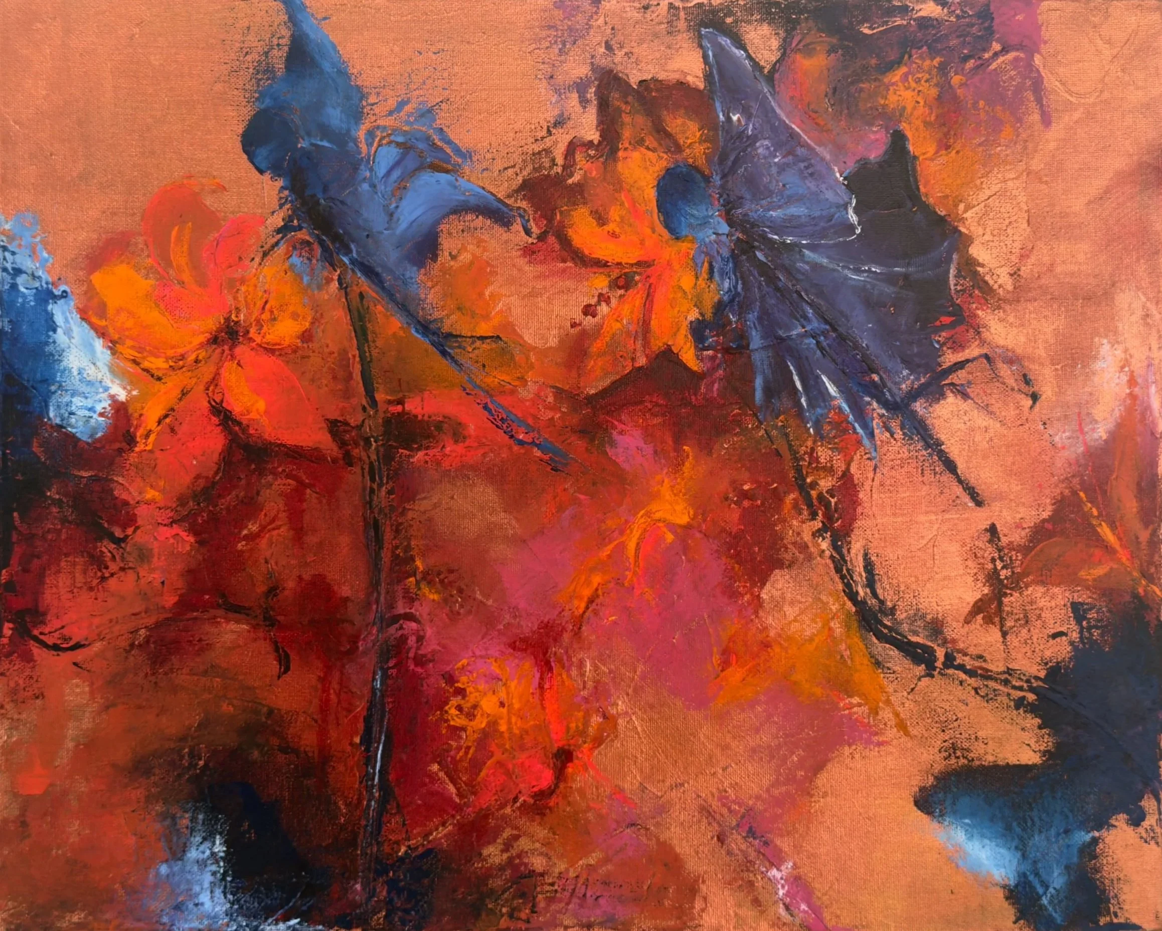 Abstracte schilderkunst met opvallende blauwe en oranje kleuren op een oranje achtergrond.